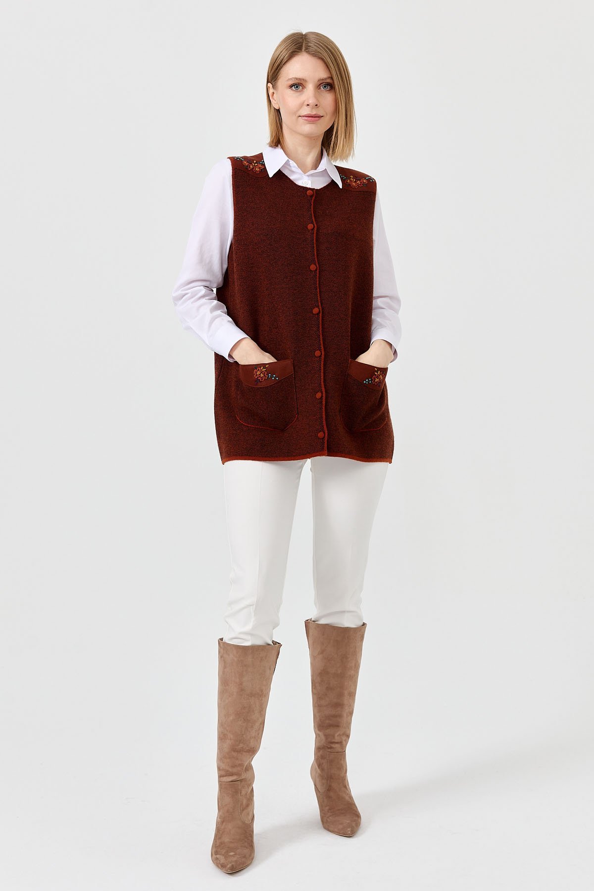 22113Kadın Sıfır Yaka Omuzu Cep Kapağı Keçeli İşlemeli Düğmeli Yün Yelek A.Taba