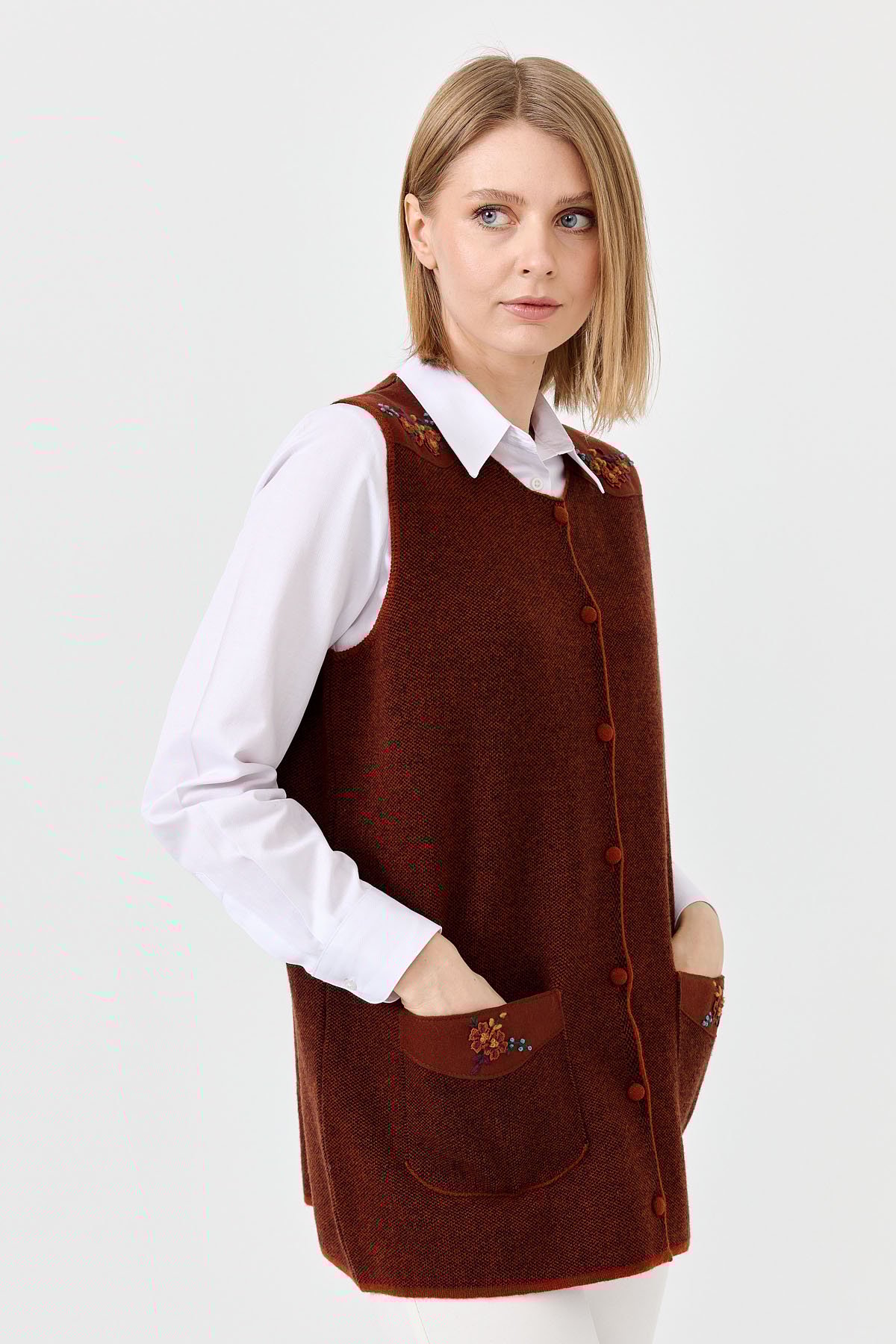 22113Kadın Sıfır Yaka Omuzu Cep Kapağı Keçeli İşlemeli Düğmeli Yün Yelek A.Taba