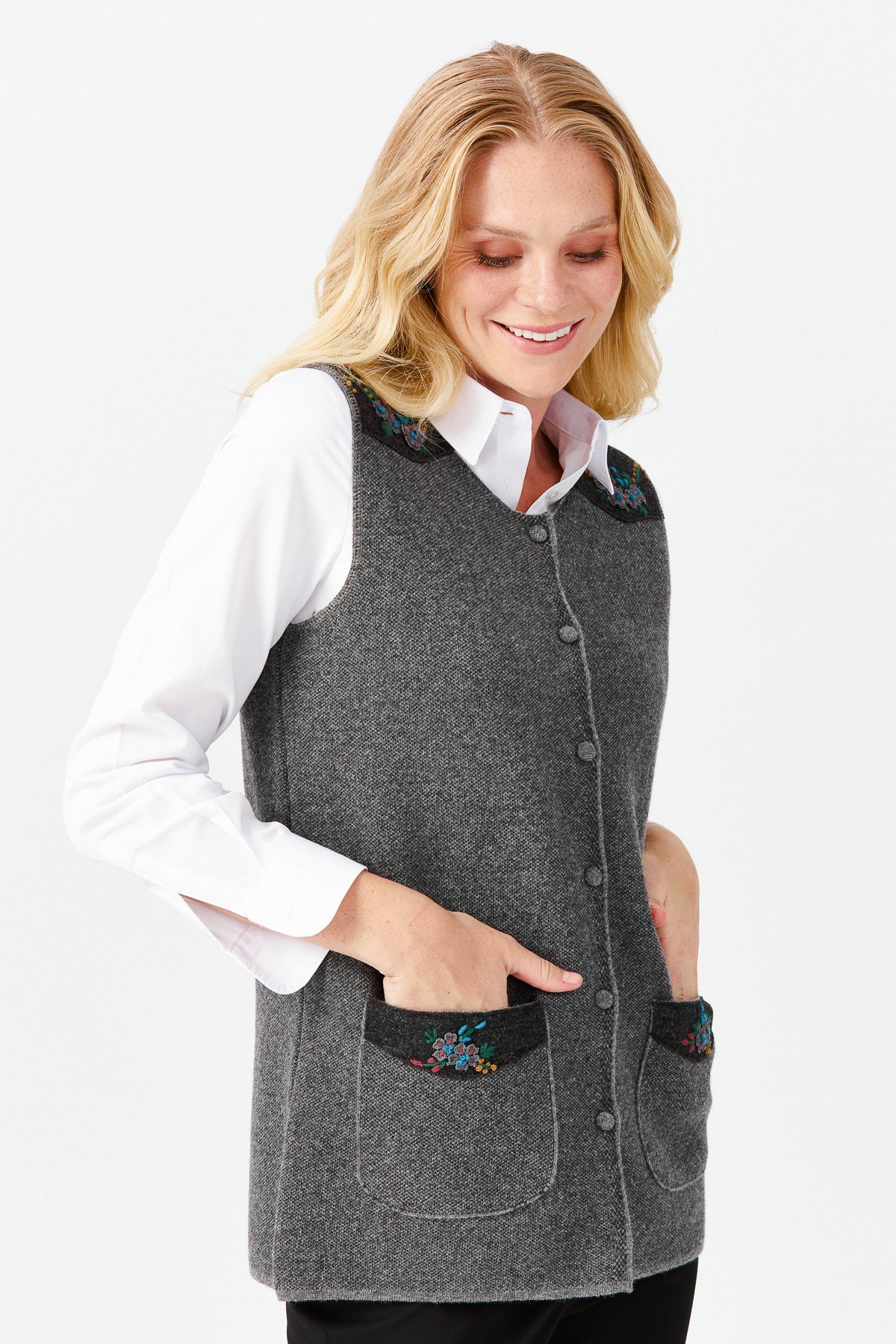 22113Женский жилет на пуговицах с круглым вырезом и карманом на плече с отделкой,  дымчатый