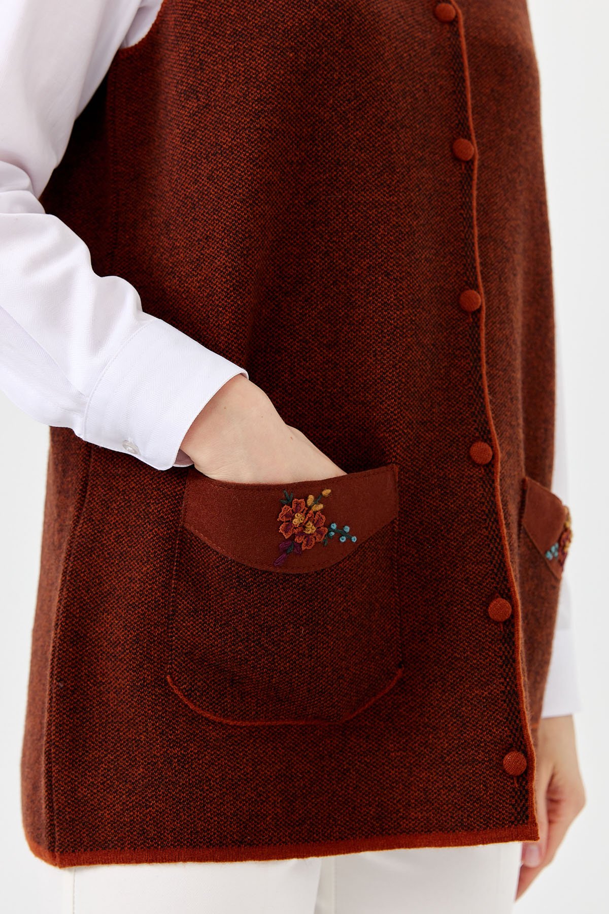 22113Kadın Sıfır Yaka Omuzu Cep Kapağı Keçeli İşlemeli Düğmeli Yün Yelek A.Taba