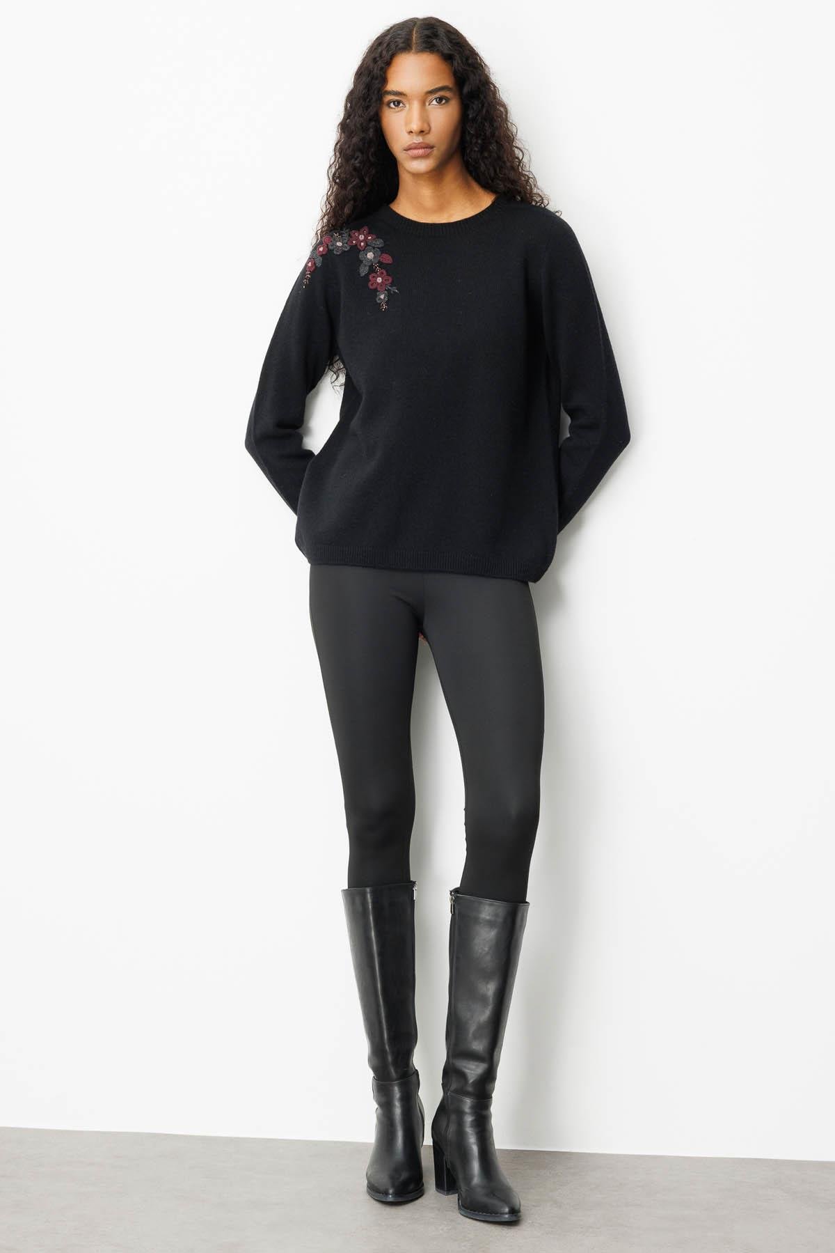 25204Kadın Sıfır Yaka Omuzu İşlemeli Yün Kazak Siyah