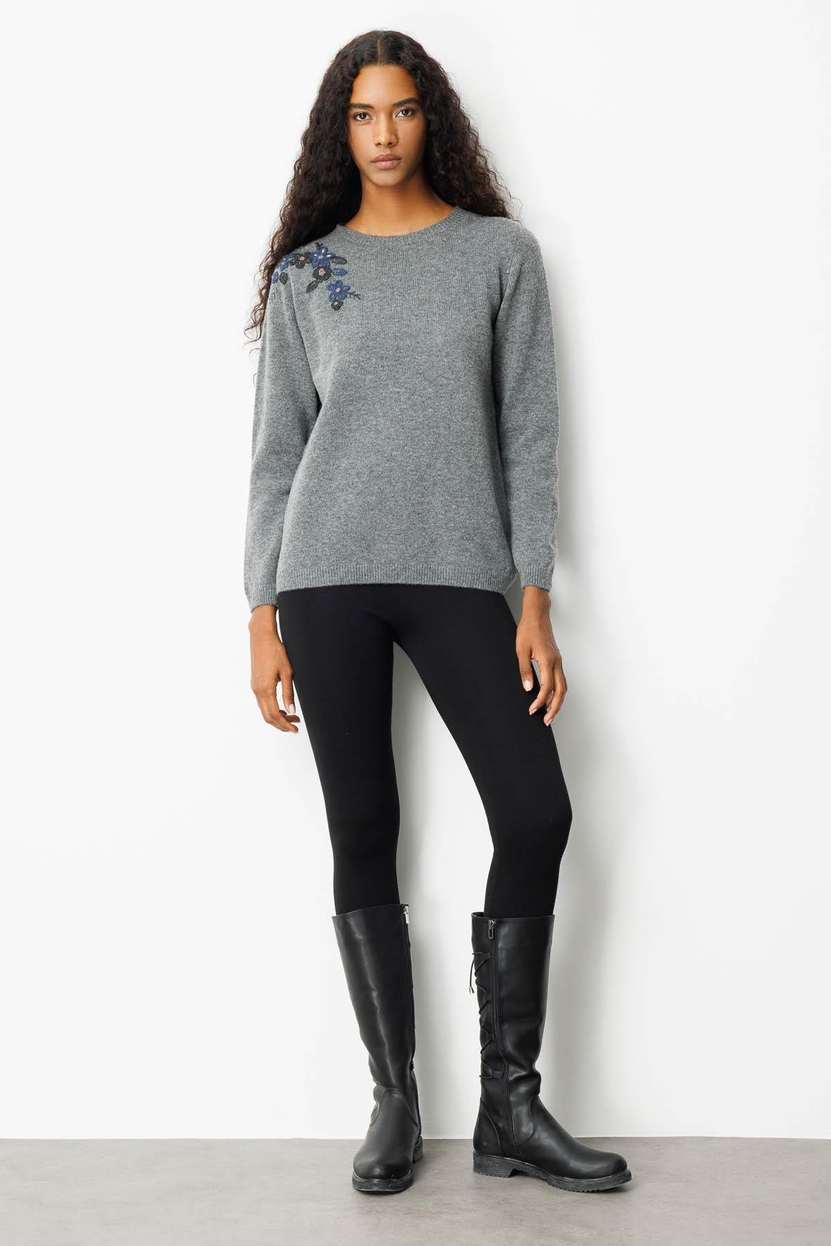 25204Kadın Sıfır Yaka Omuzu İşlemeli Yün Kazak Füme