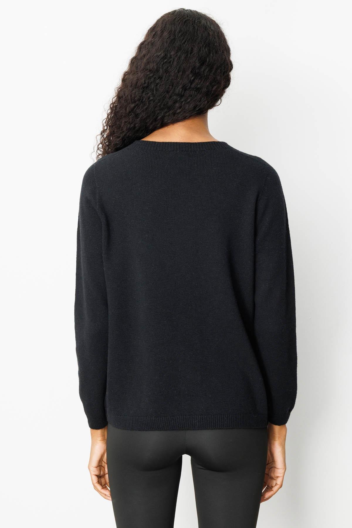 25204Kadın Sıfır Yaka Omuzu İşlemeli Yün Kazak Siyah