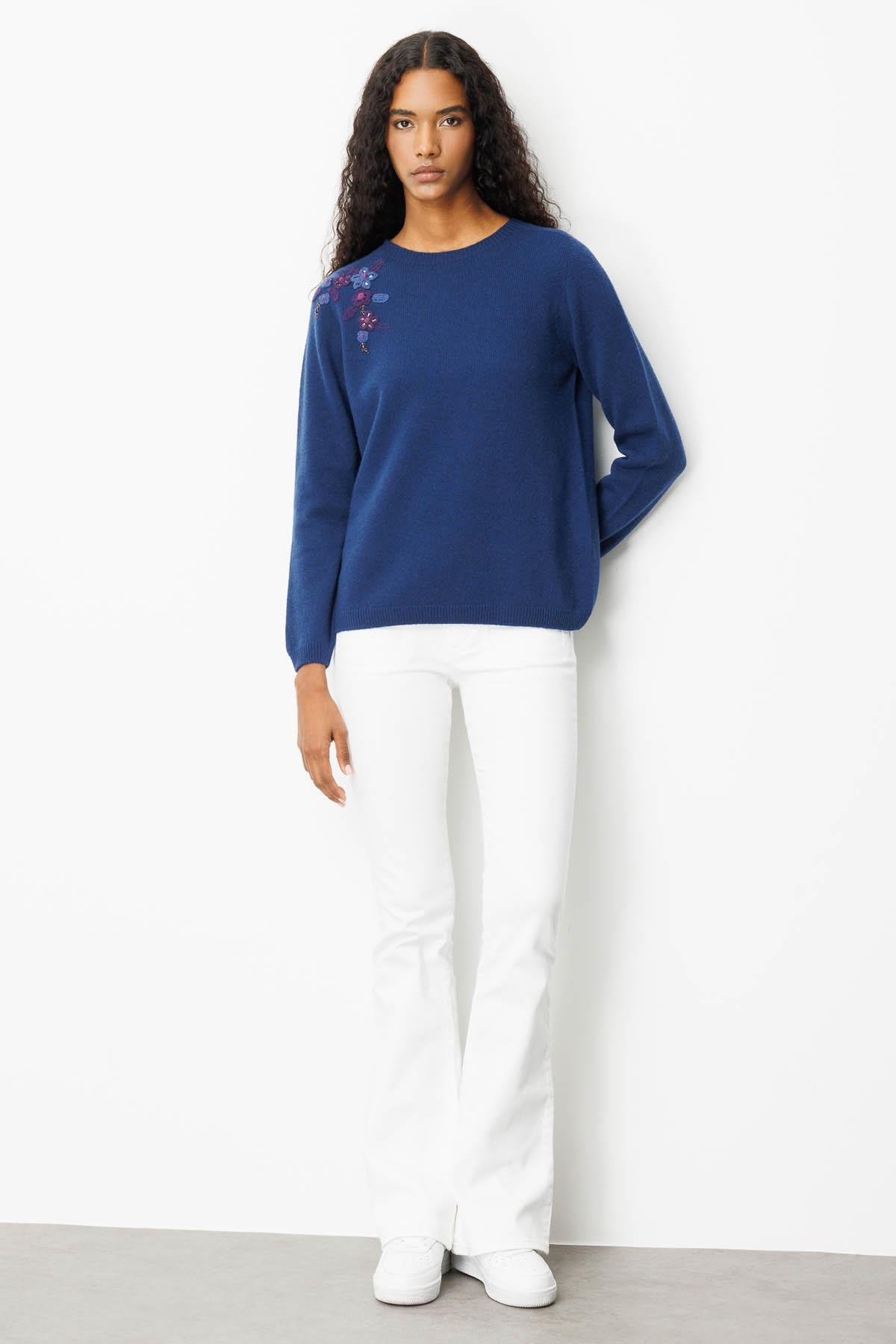 25204Kadın Sıfır Yaka Omuzu İşlemeli Yün Kazak İndigo