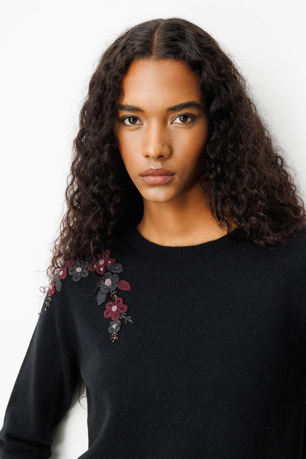 25204Kadın Sıfır Yaka Omuzu İşlemeli Yün Kazak Siyah