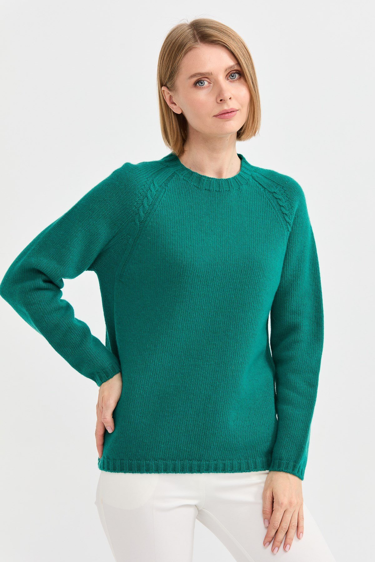 22096Kadın Sıfır Yaka Omzu Saç Örgülü Yün Kazak A.Ö.Başı