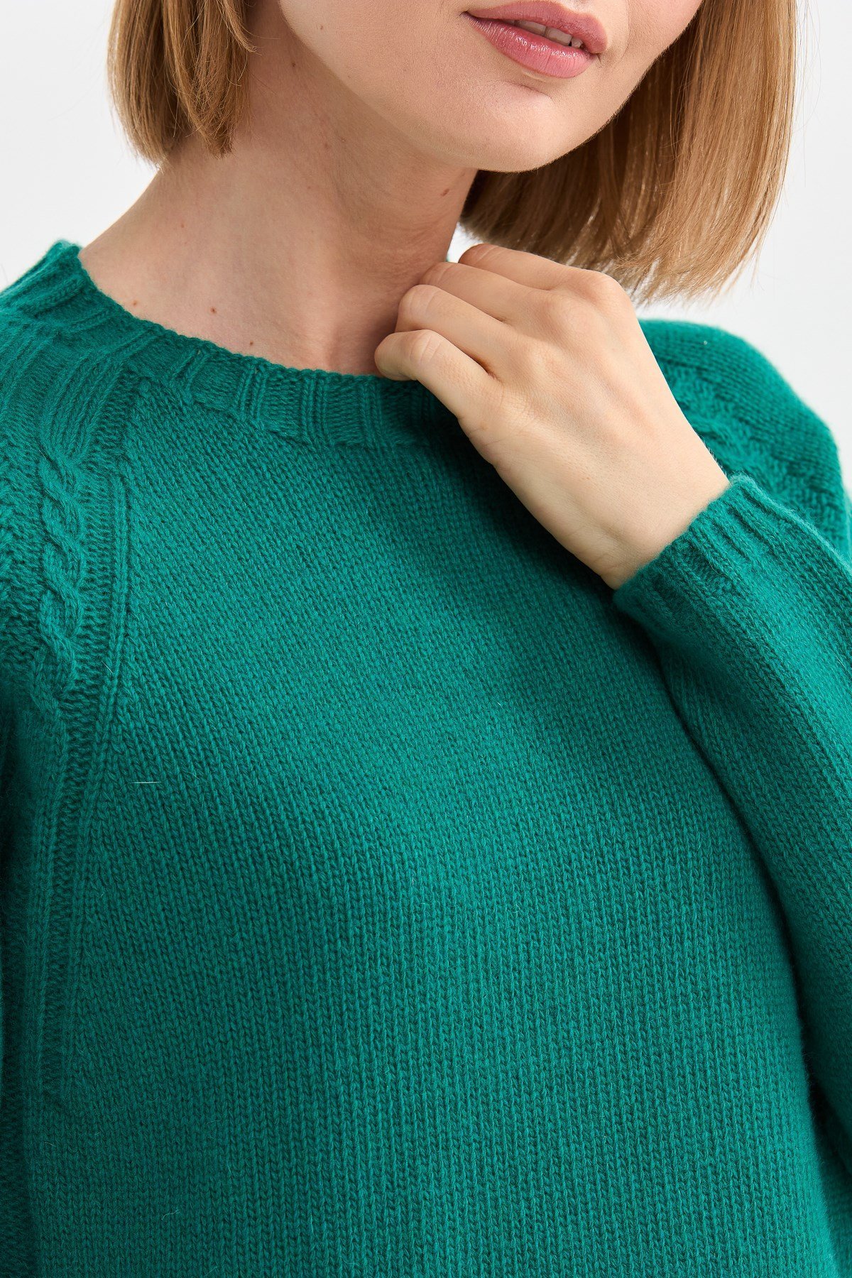 22096Kadın Sıfır Yaka Omzu Saç Örgülü Yün Kazak A.Ö.Başı