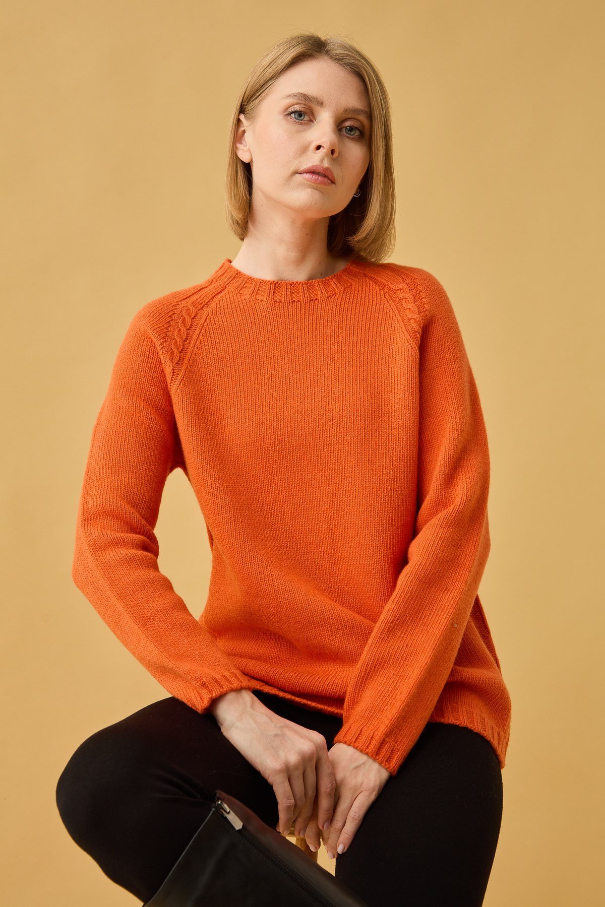 22096Kadın Sıfır Yaka Omzu Saç Örgülü Yün Kazak Portakal