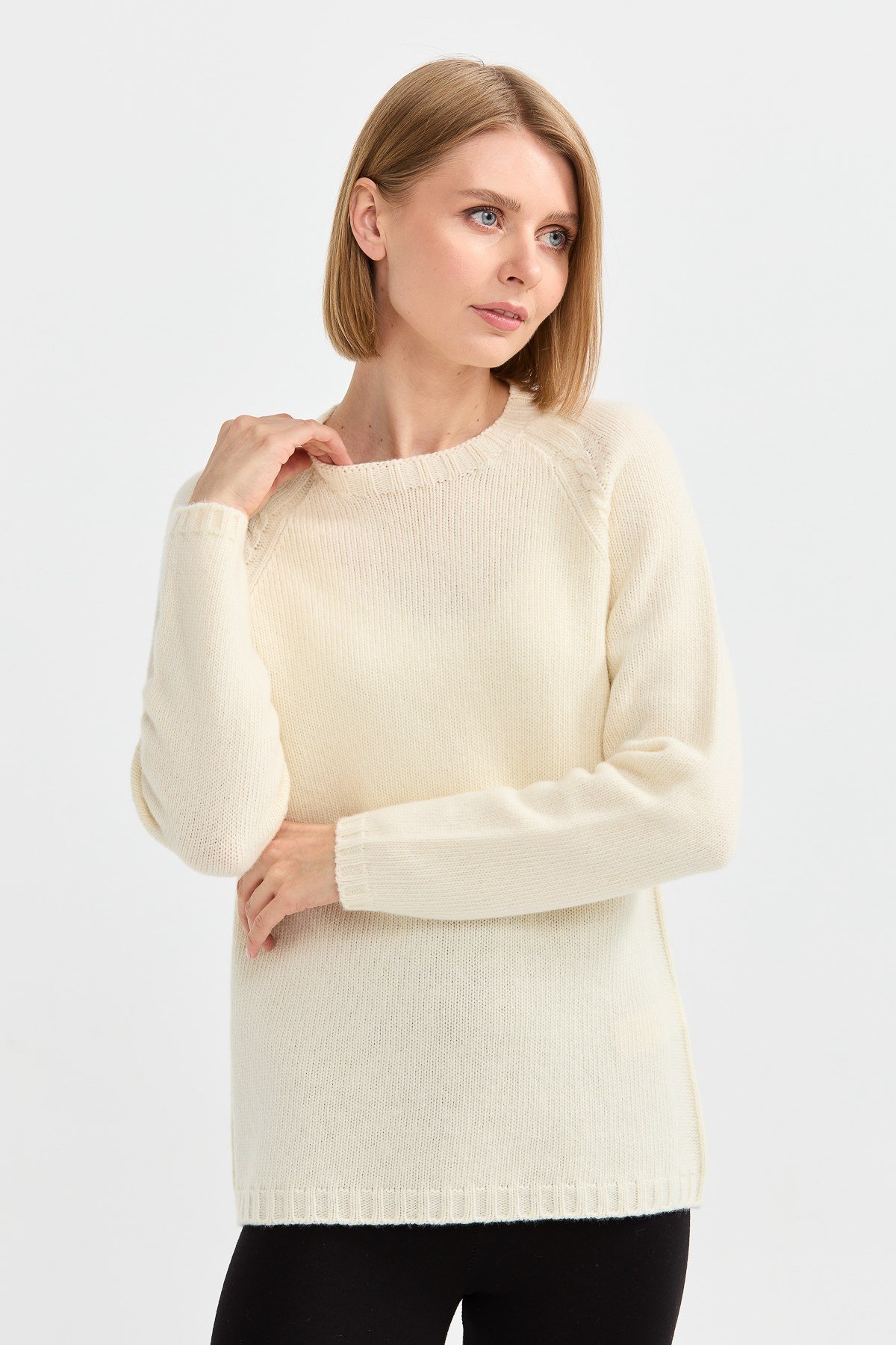 22096Kadın Sıfır Yaka Omzu Saç Örgülü Yün Kazak Kemik