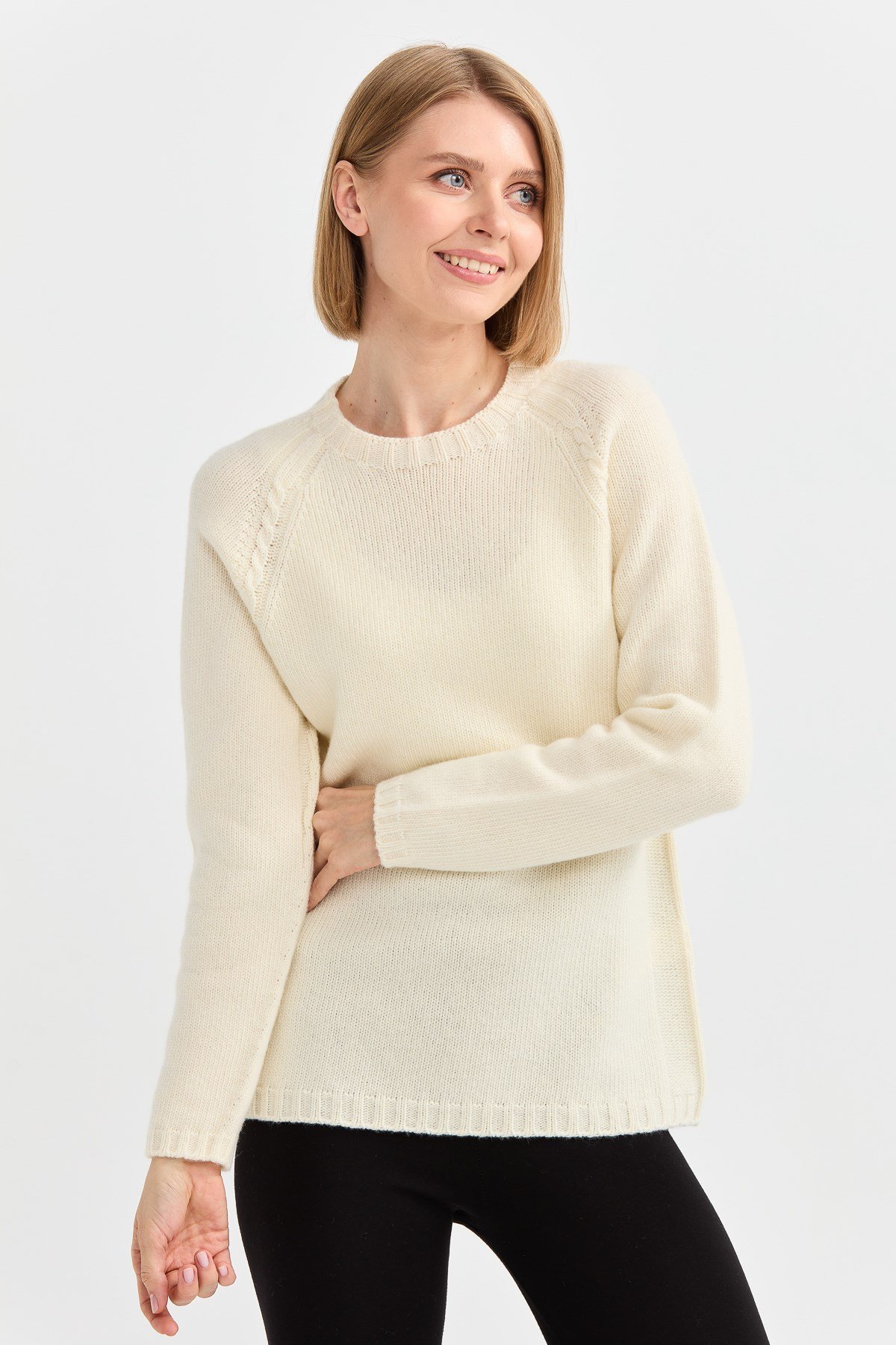 22096Kadın Sıfır Yaka Omzu Saç Örgülü Yün Kazak Kemik