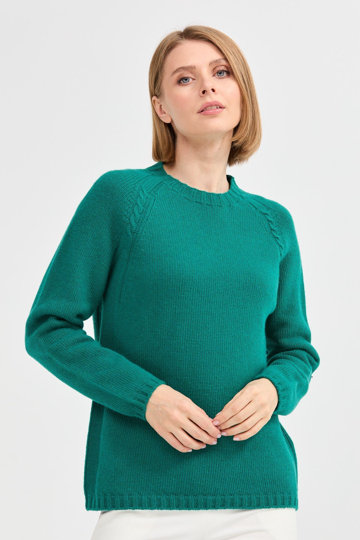 22096Kadın Sıfır Yaka Omzu Saç Örgülü Yün Kazak A.Ö.Başı