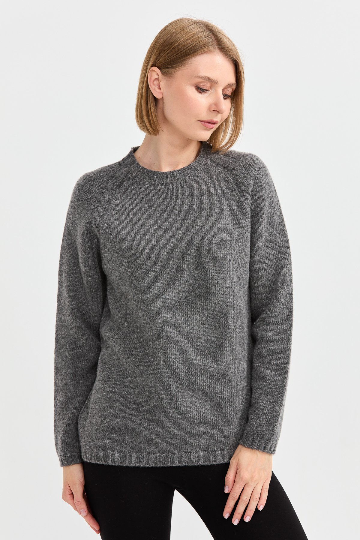 22096Kadın Sıfır Yaka Omzu Saç Örgülü Yün Kazak Füme