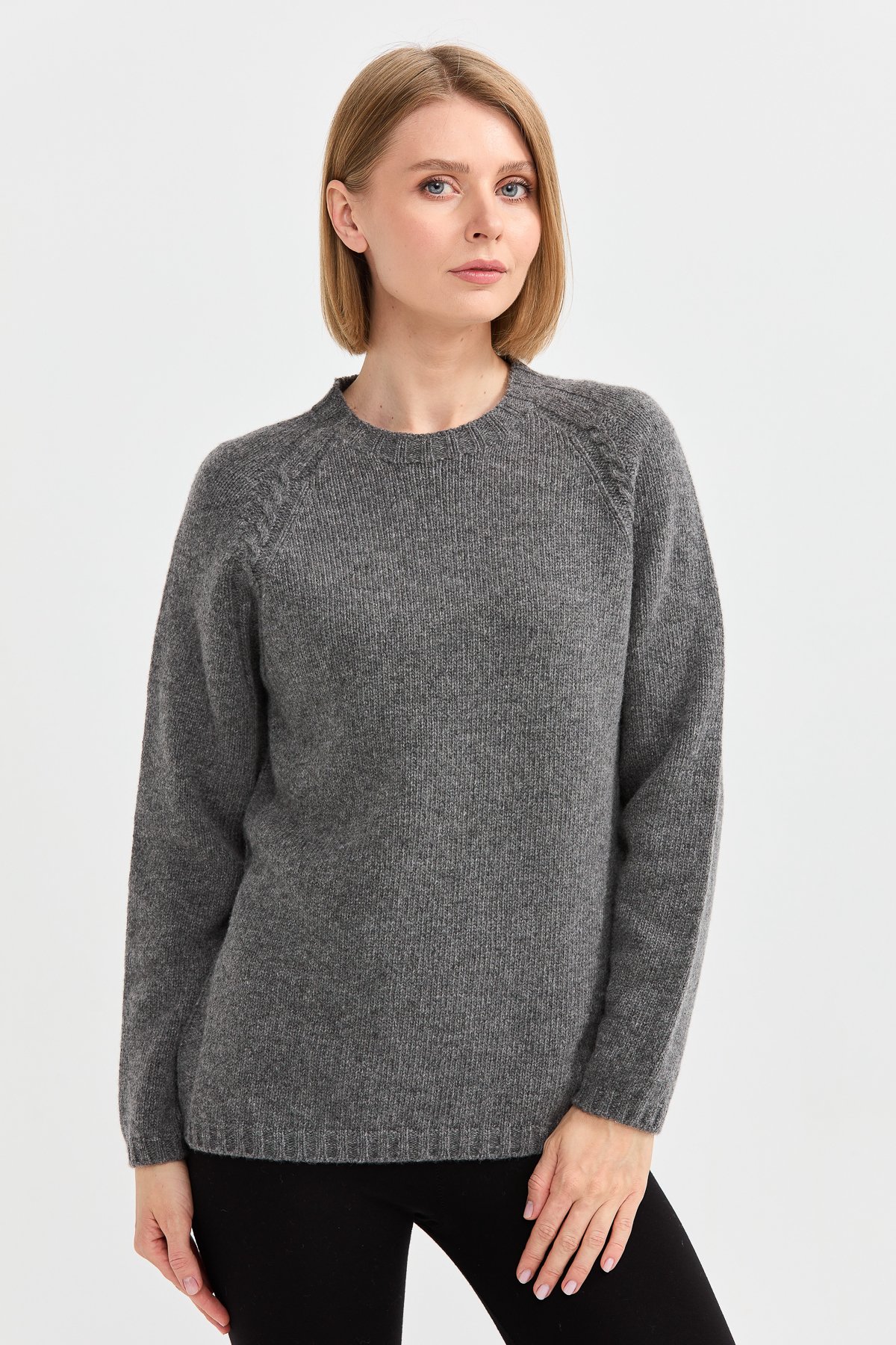 22096Kadın Sıfır Yaka Omzu Saç Örgülü Yün Kazak Füme