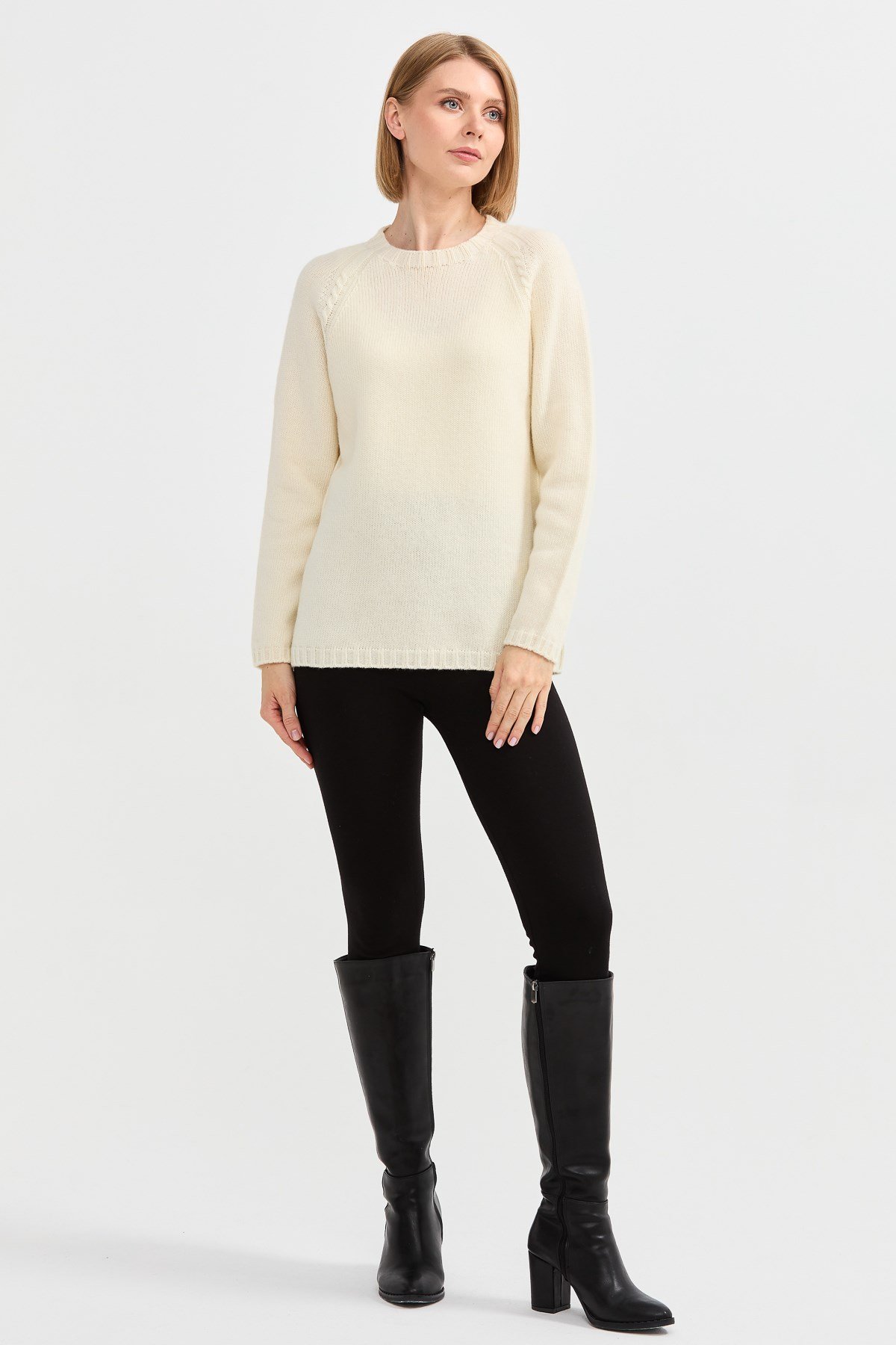 22096Kadın Sıfır Yaka Omzu Saç Örgülü Yün Kazak Kemik