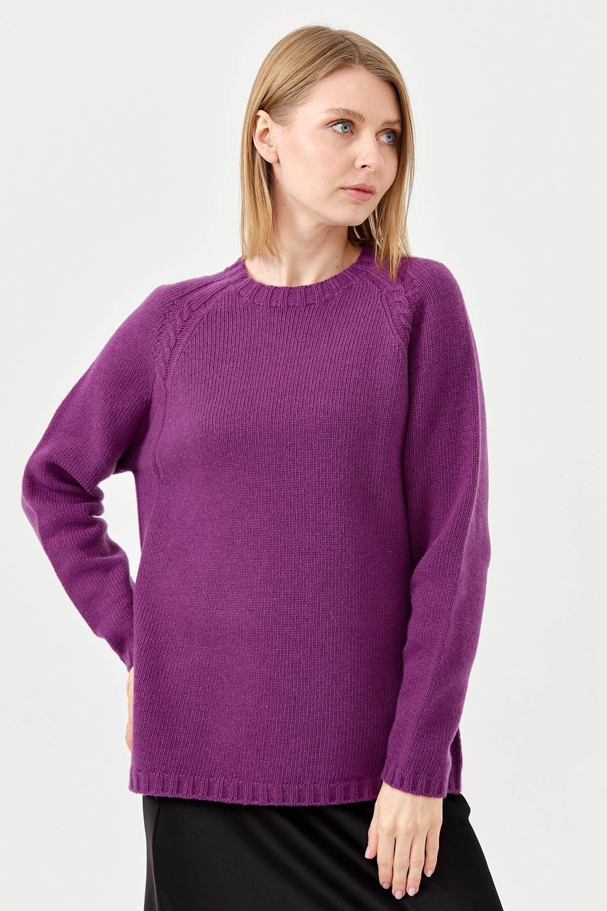 22096Женский шерстяной свитер с круглым вырезом и вязкой косичка на рукаве светло фиолетовый 