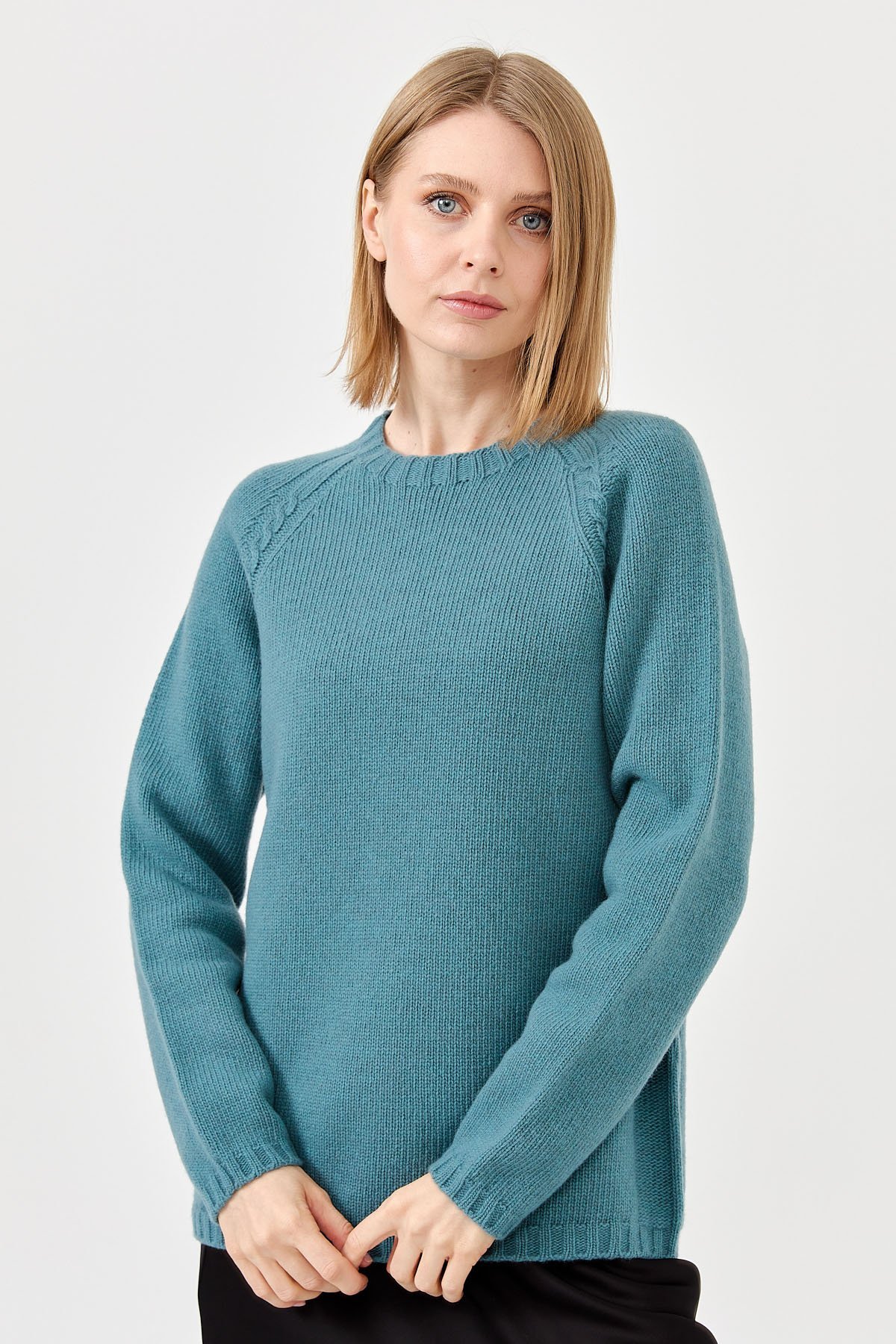 22096Kadın Sıfır Yaka Omzu Saç Örgülü Yün Kazak M.Yeşili