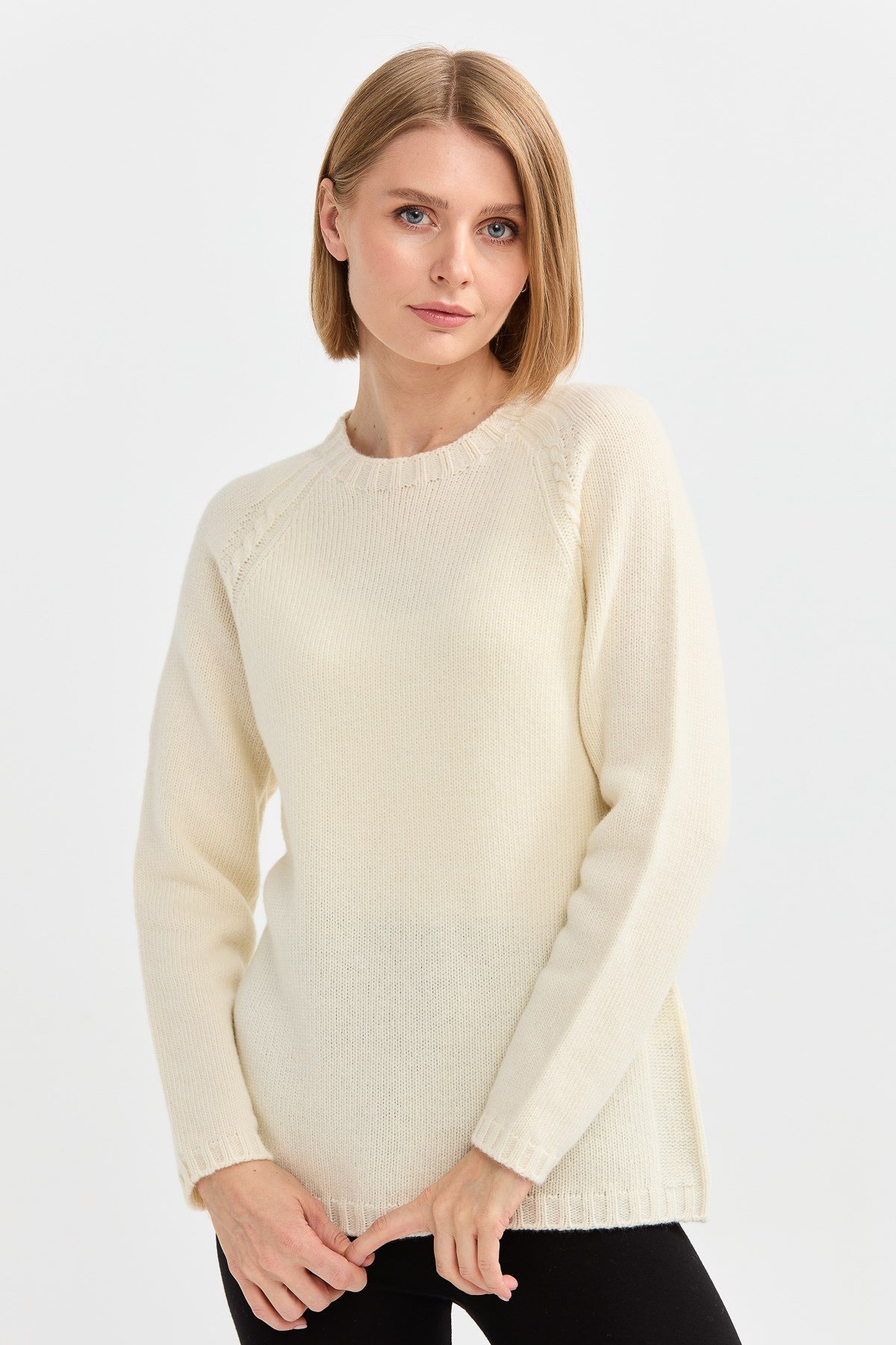 22096Kadın Sıfır Yaka Omzu Saç Örgülü Yün Kazak Kemik