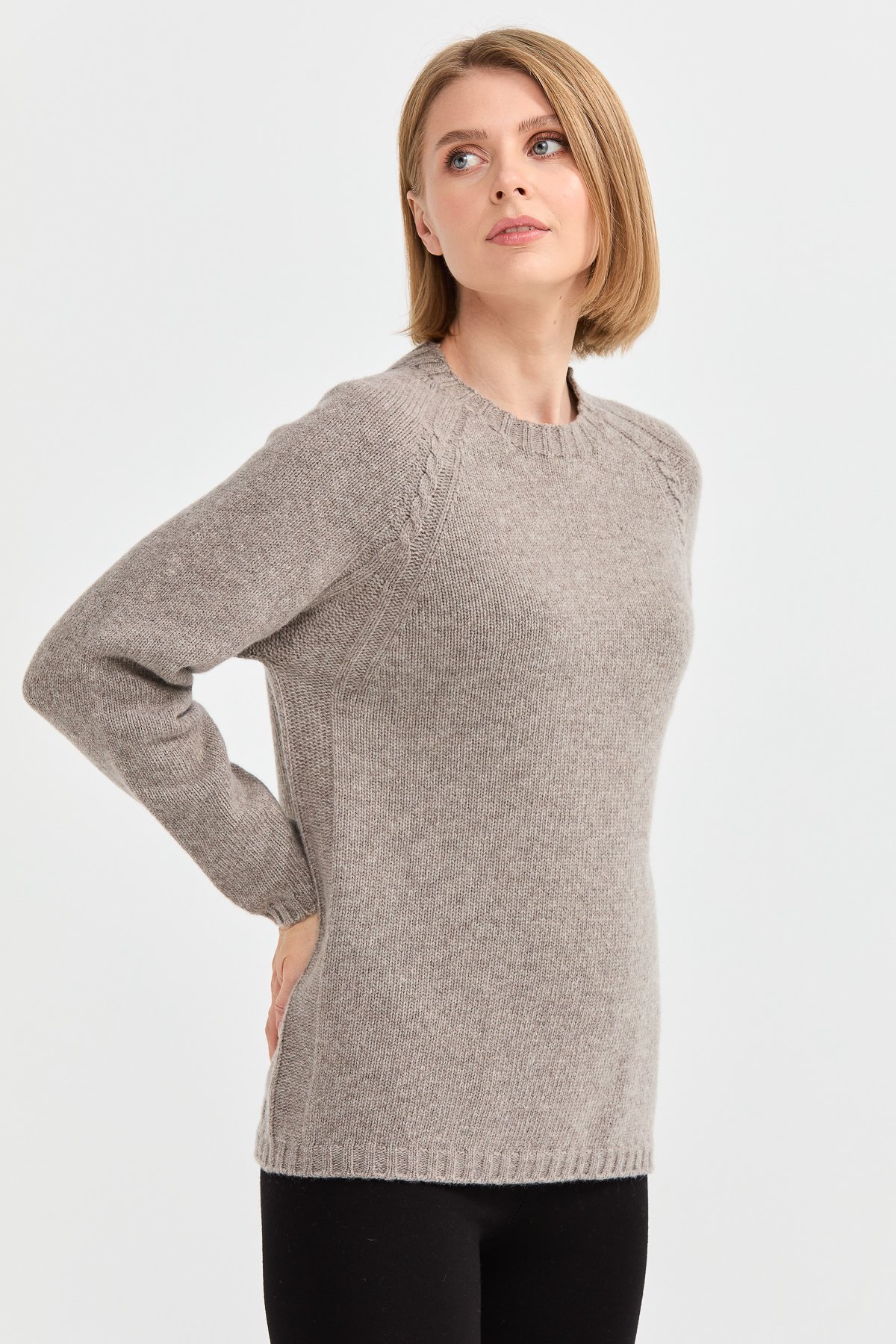 22096Kadın Sıfır Yaka Omzu Saç Örgülü Yün Kazak Vizon