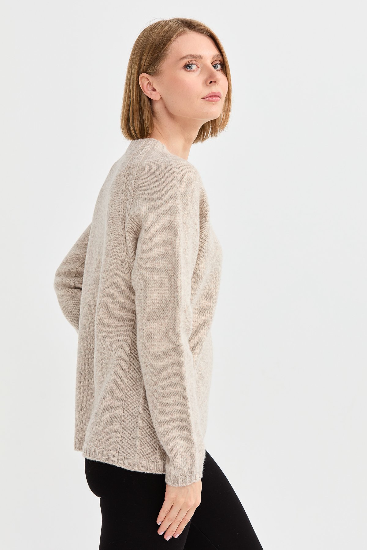 22096Kadın Sıfır Yaka Omzu Saç Örgülü Yün Kazak V.Bej
