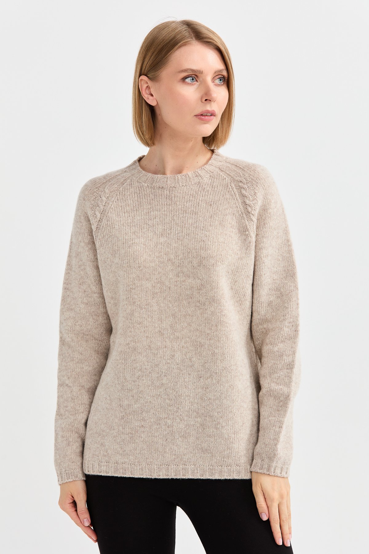 22096Kadın Sıfır Yaka Omzu Saç Örgülü Yün Kazak V.Bej