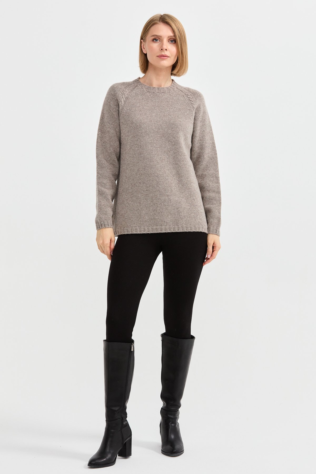 22096Kadın Sıfır Yaka Omzu Saç Örgülü Yün Kazak Vizon