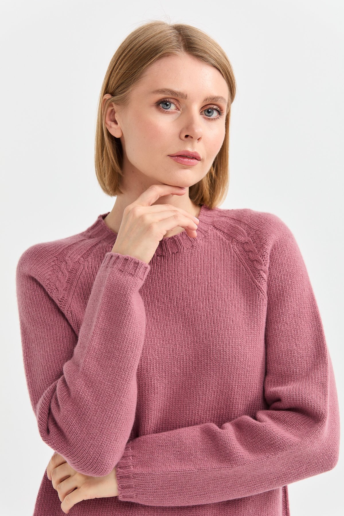 22096Kadın Sıfır Yaka Omzu Saç Örgülü Yün Kazak Y.G.Kurusu