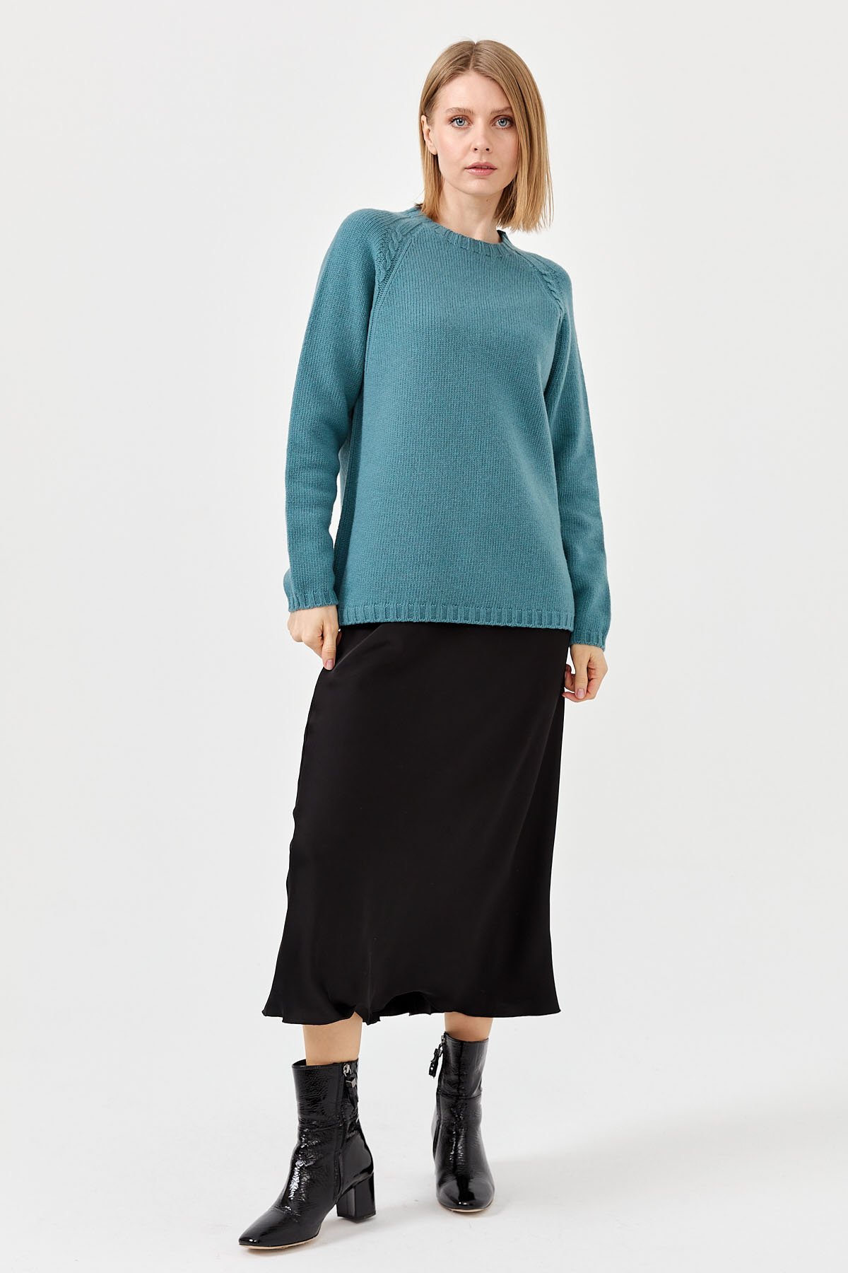 22096Kadın Sıfır Yaka Omzu Saç Örgülü Yün Kazak M.Yeşili