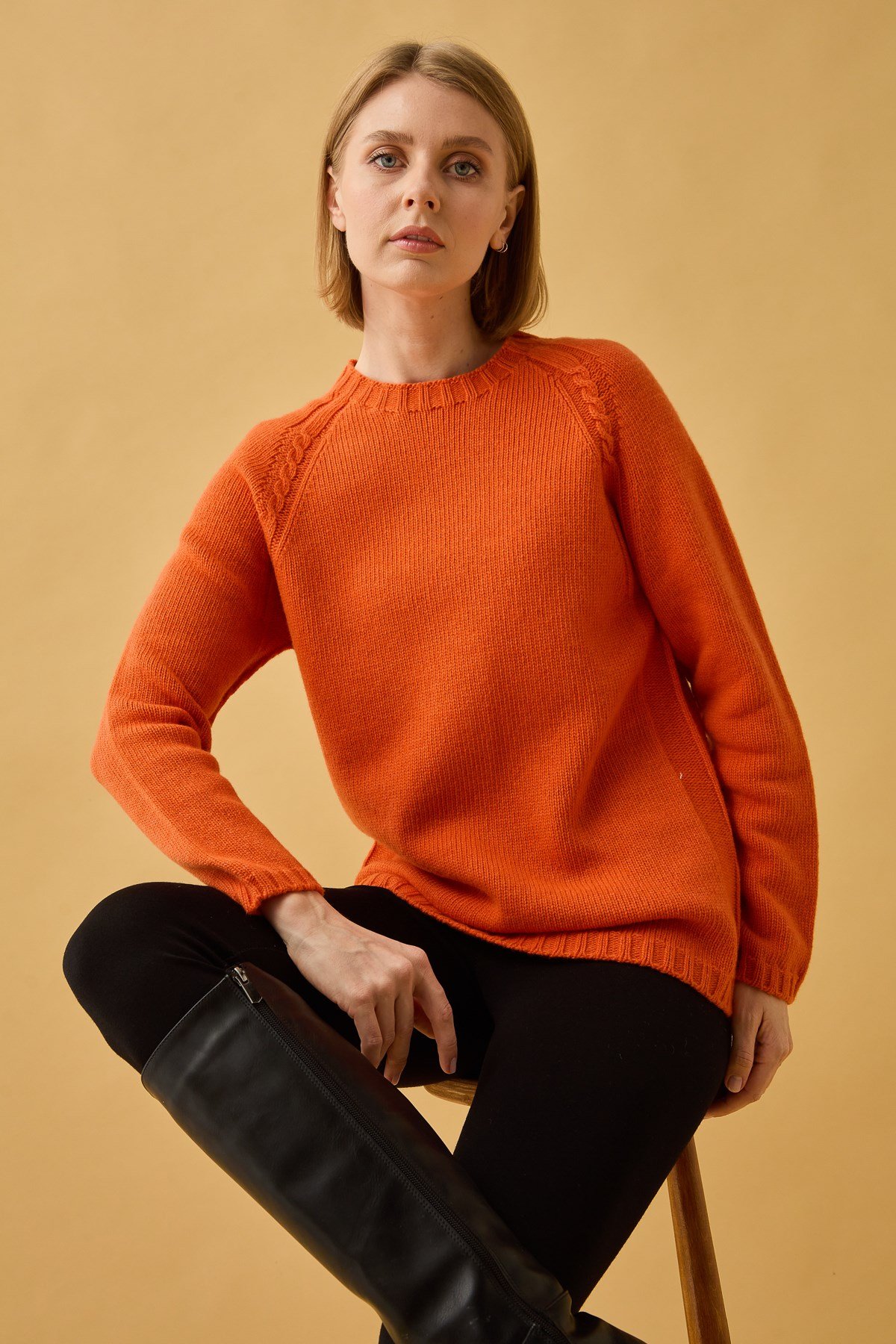 22096Kadın Sıfır Yaka Omzu Saç Örgülü Yün Kazak Portakal