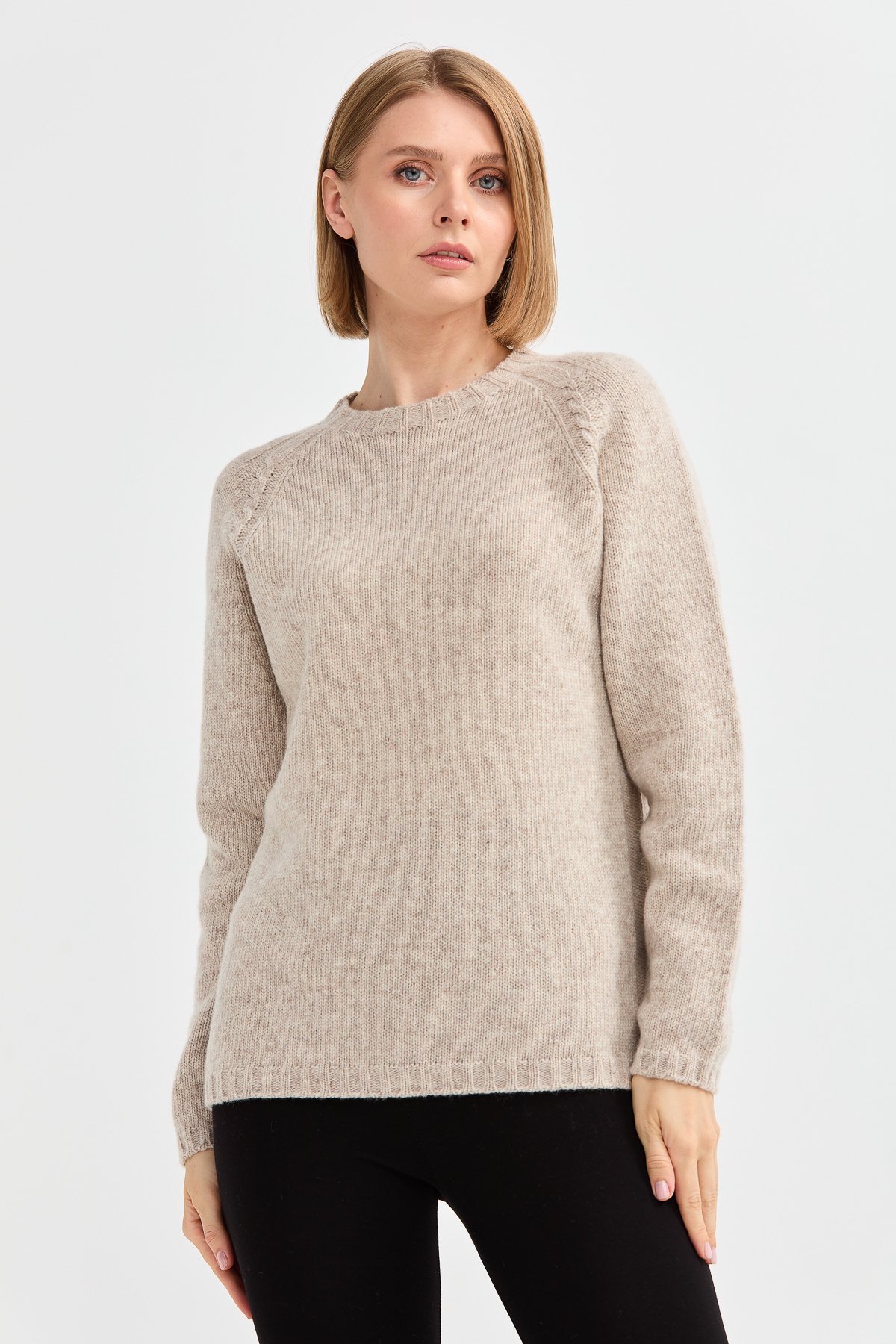 22096Kadın Sıfır Yaka Omzu Saç Örgülü Yün Kazak V.Bej