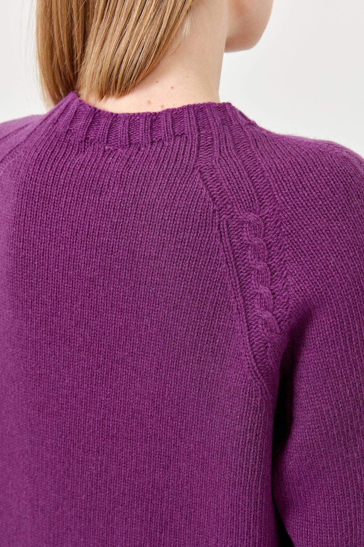 22096Женский шерстяной свитер с круглым вырезом и вязкой косичка на рукаве светло фиолетовый 