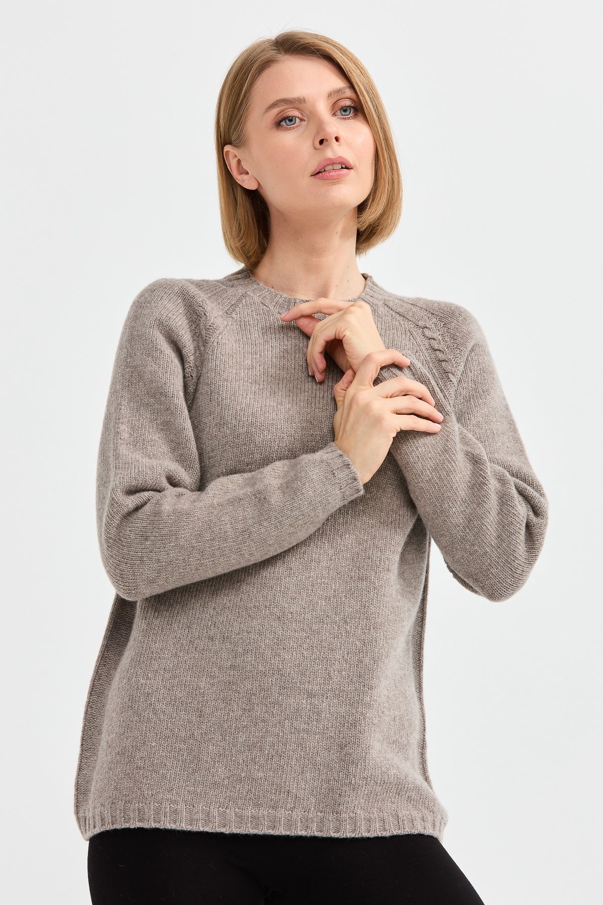 22096Kadın Sıfır Yaka Omzu Saç Örgülü Yün Kazak Vizon