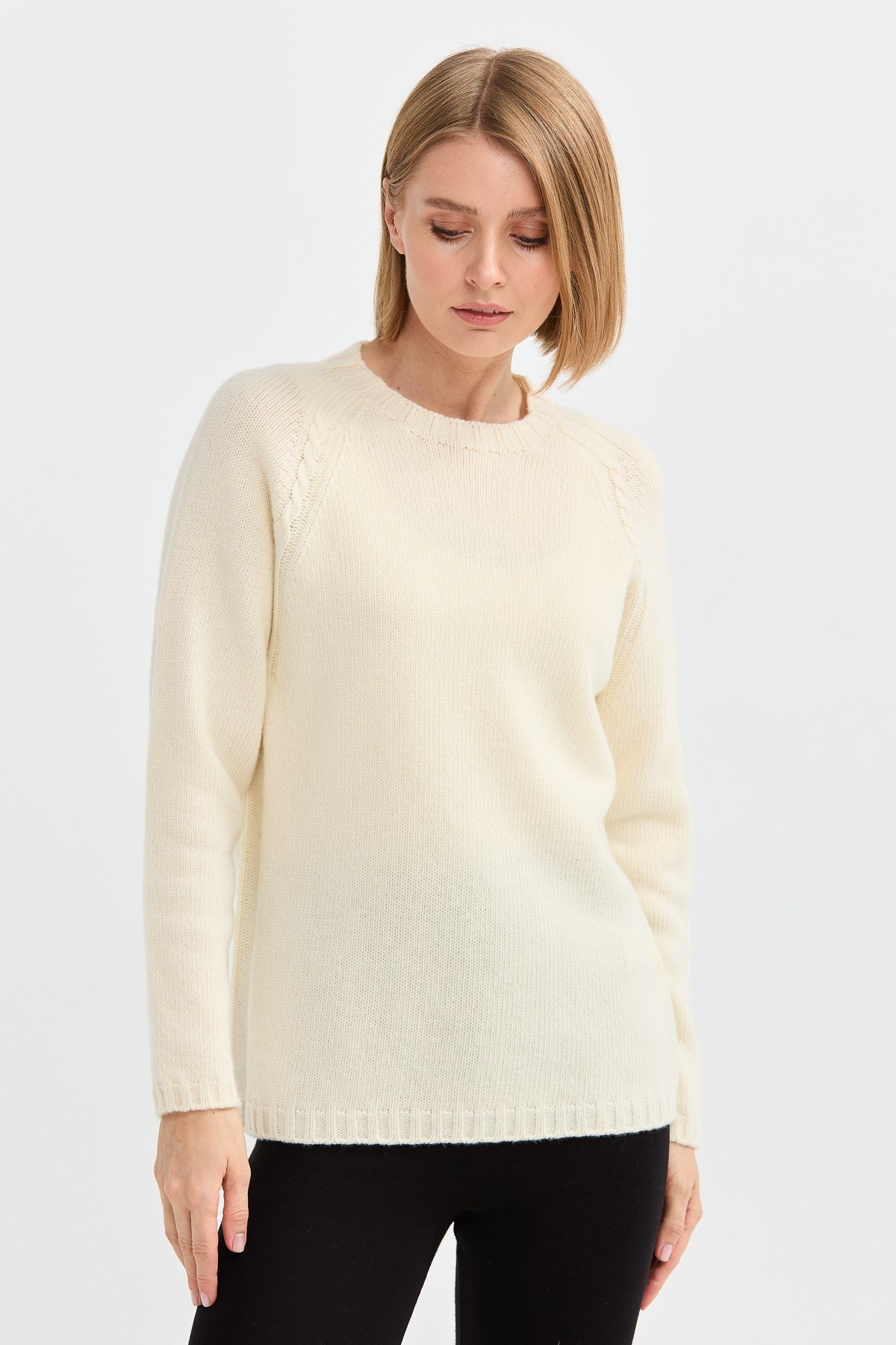 22096Kadın Sıfır Yaka Omzu Saç Örgülü Yün Kazak Kemik