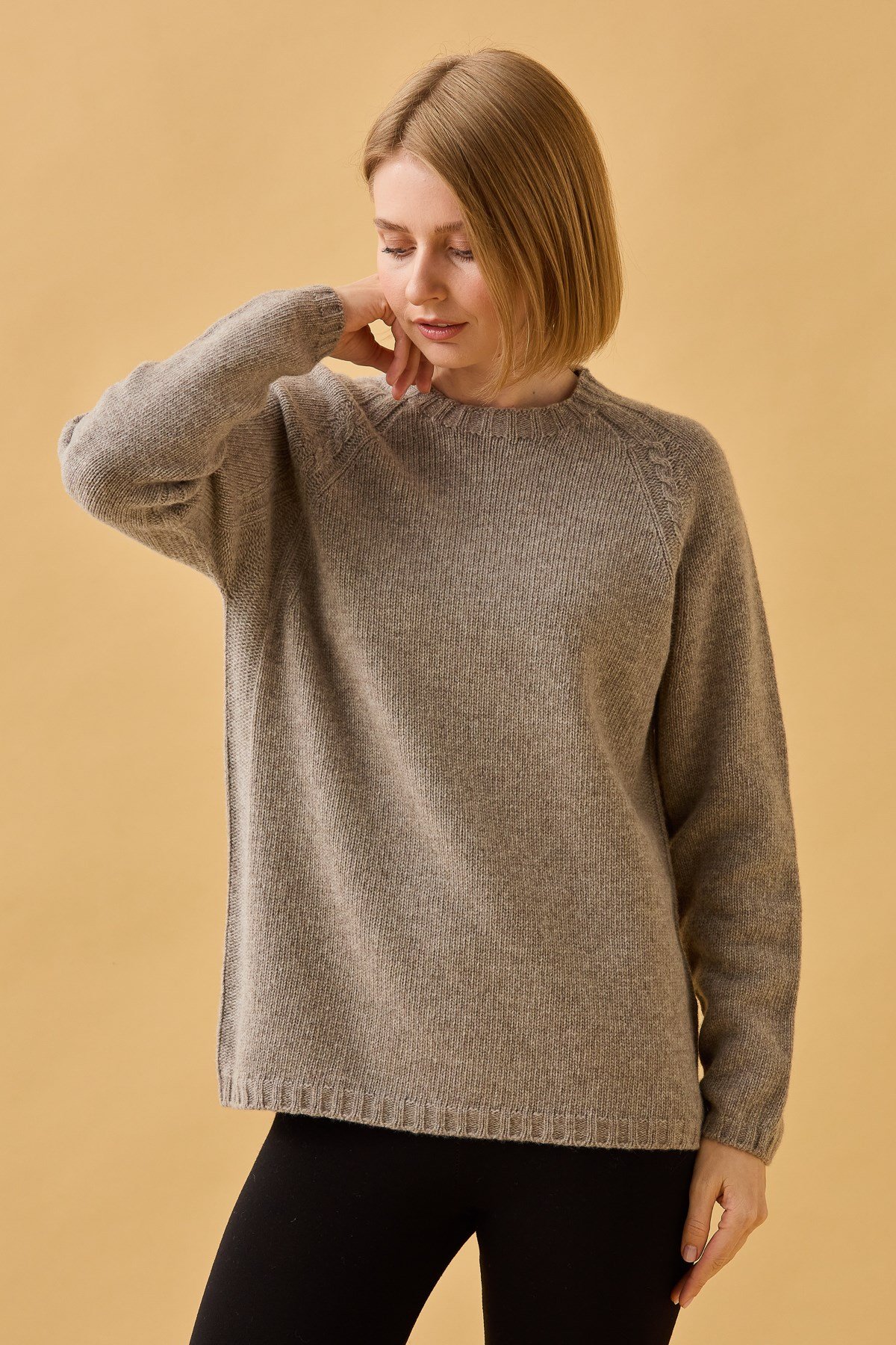 22096Kadın Sıfır Yaka Omzu Saç Örgülü Yün Kazak Vizon