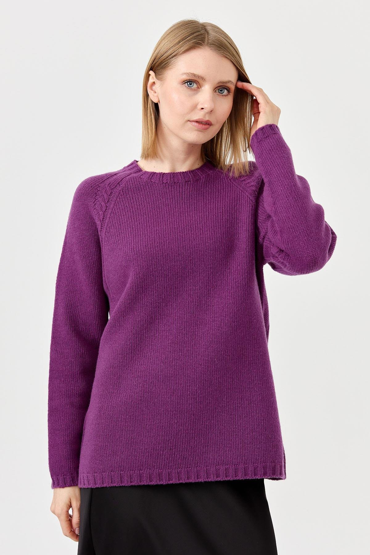22096Женский шерстяной свитер с круглым вырезом и вязкой косичка на рукаве светло фиолетовый 