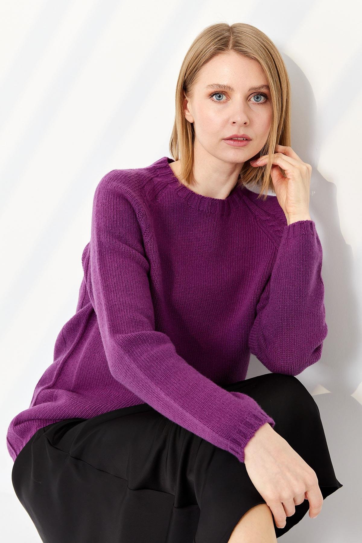 22096Женский шерстяной свитер с круглым вырезом и вязкой косичка на рукаве светло фиолетовый 