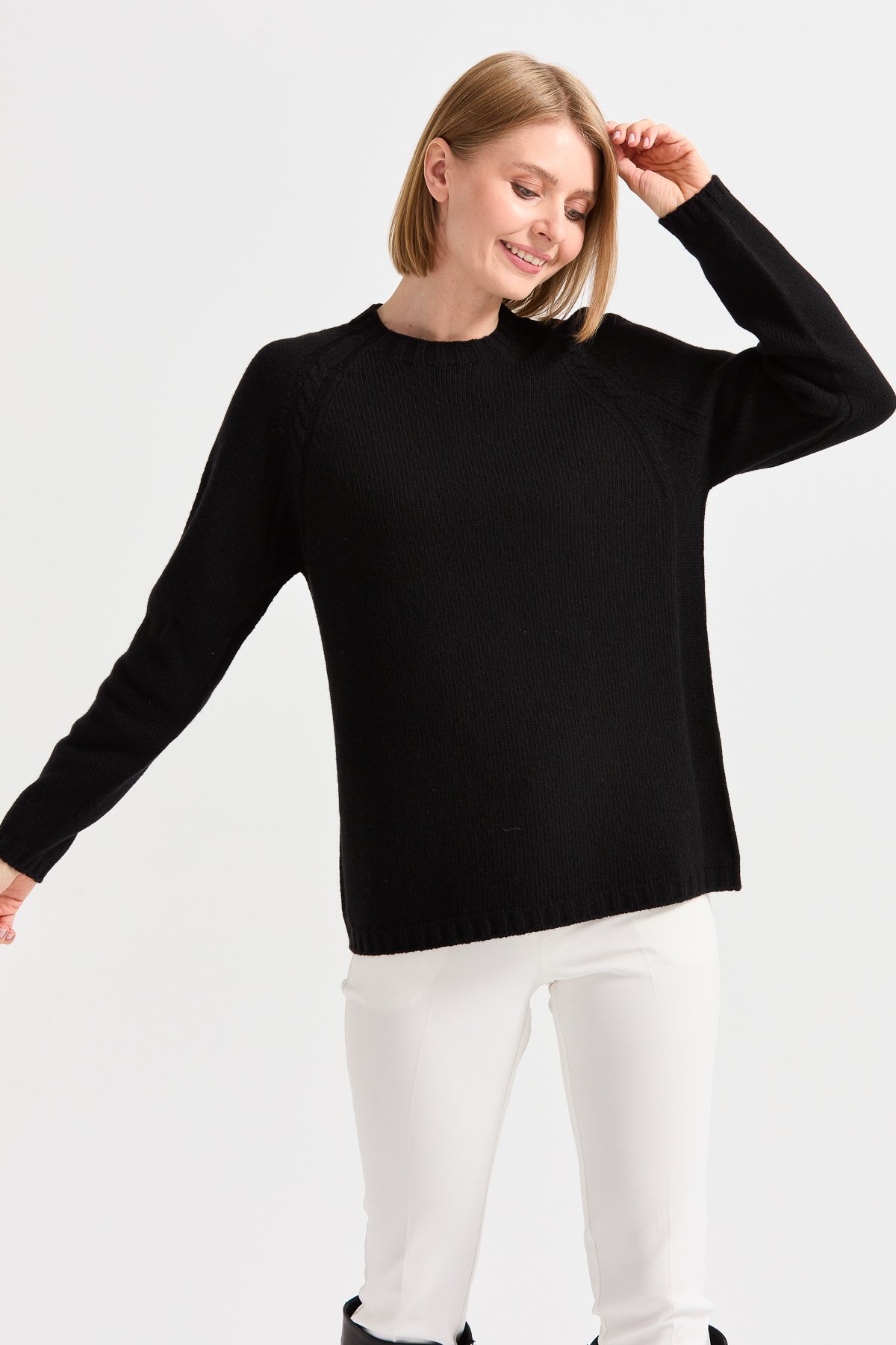 22096Kadın Sıfır Yaka Omzu Saç Örgülü Yün Kazak Siyah