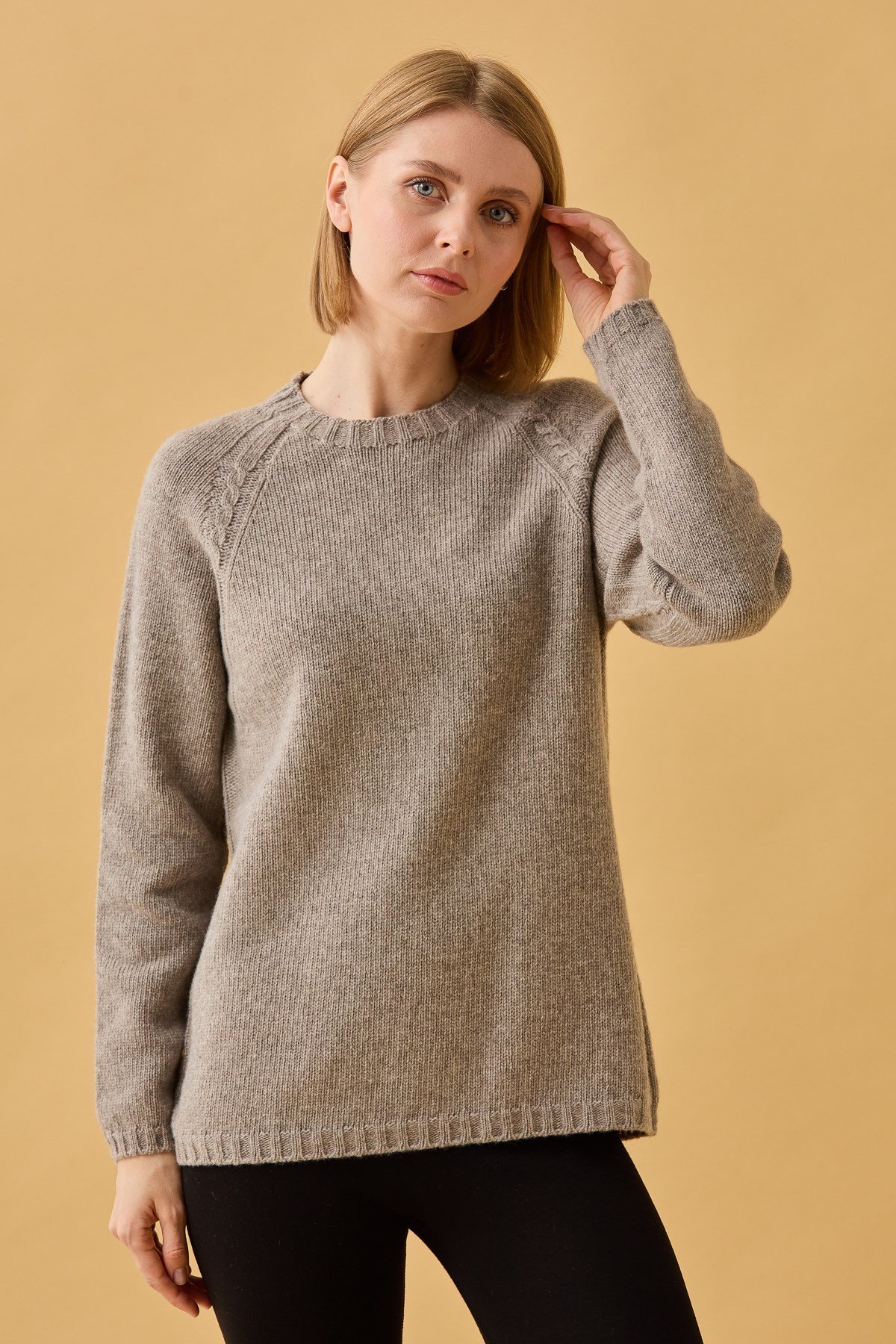 22096Kadın Sıfır Yaka Omzu Saç Örgülü Yün Kazak Vizon