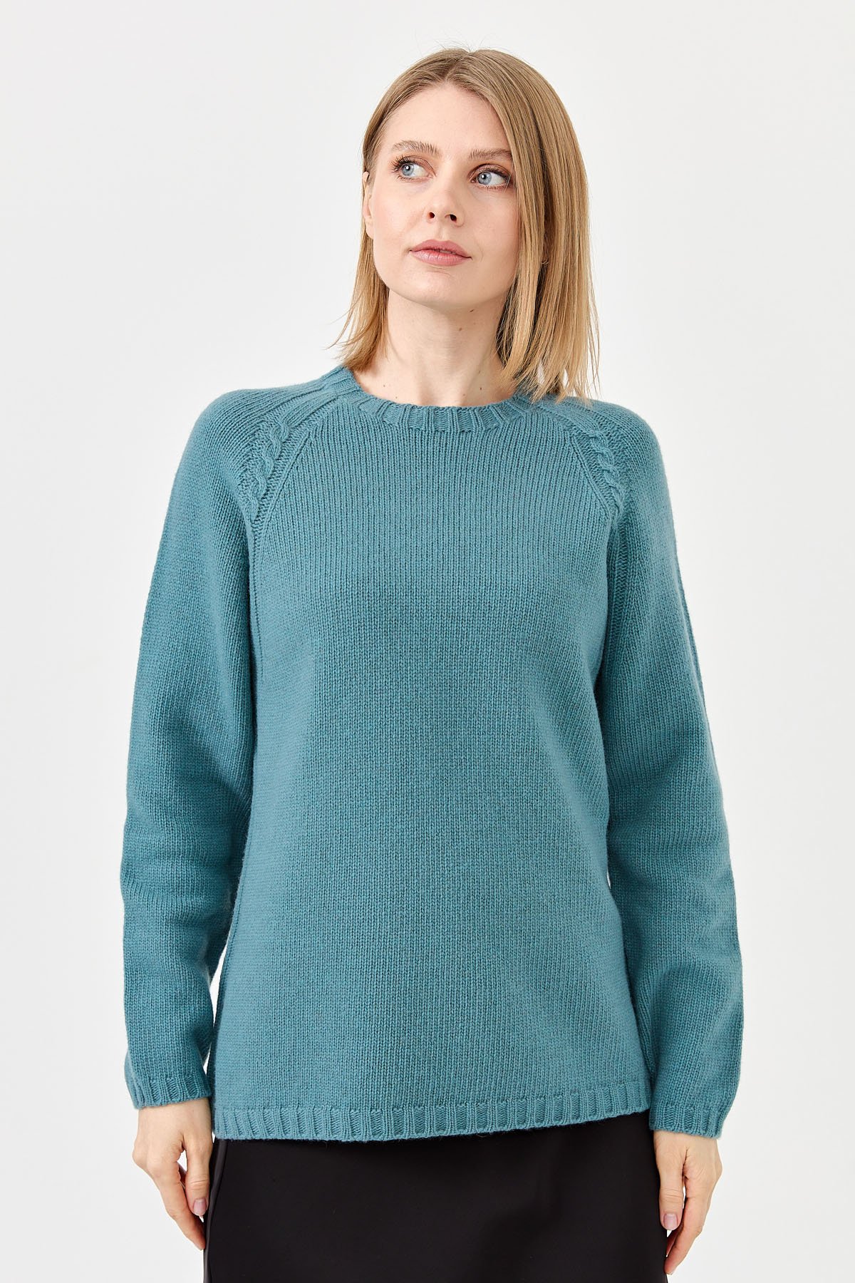 22096Kadın Sıfır Yaka Omzu Saç Örgülü Yün Kazak M.Yeşili