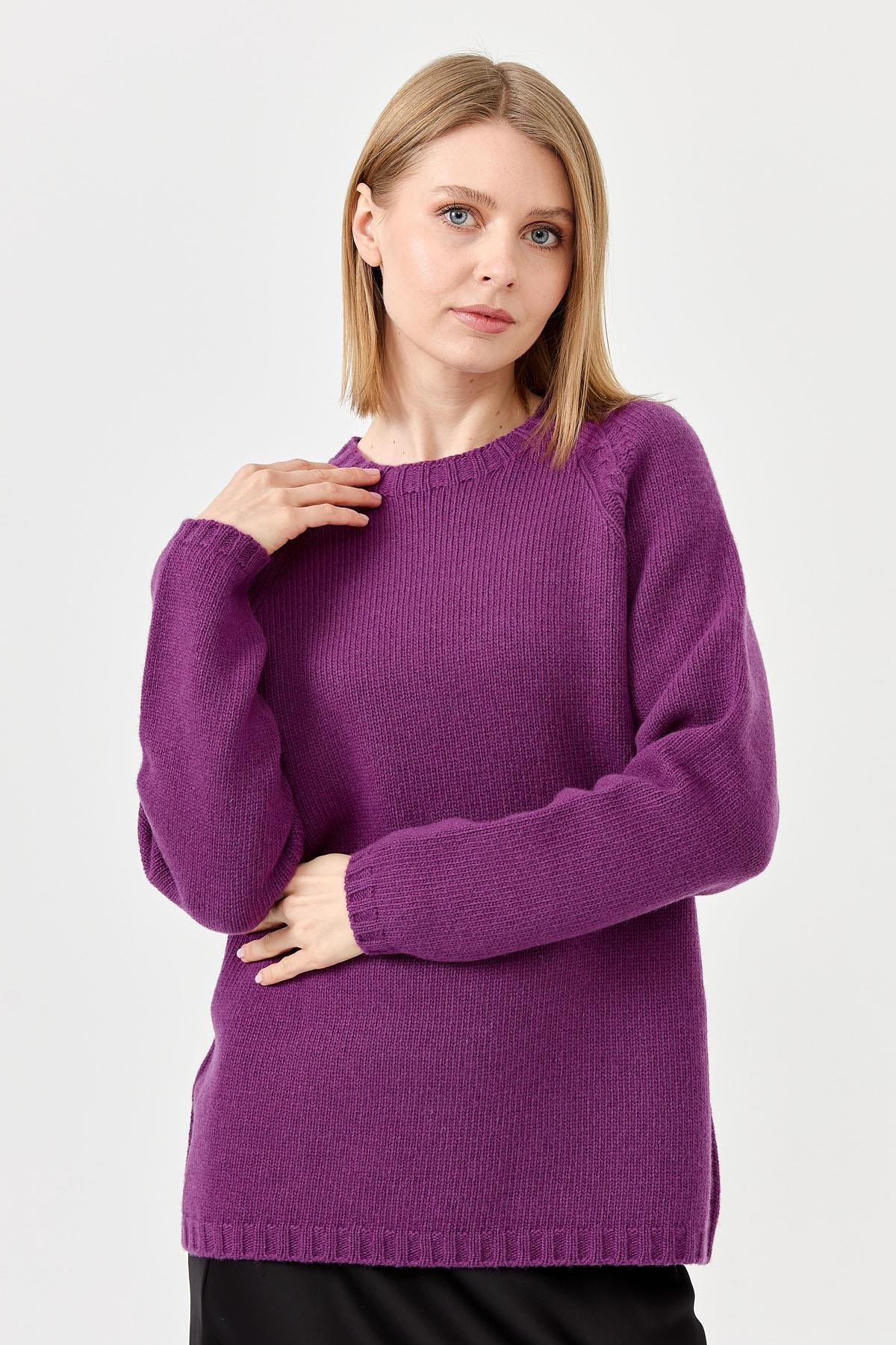 22096Женский шерстяной свитер с круглым вырезом и вязкой косичка на рукаве светло фиолетовый 