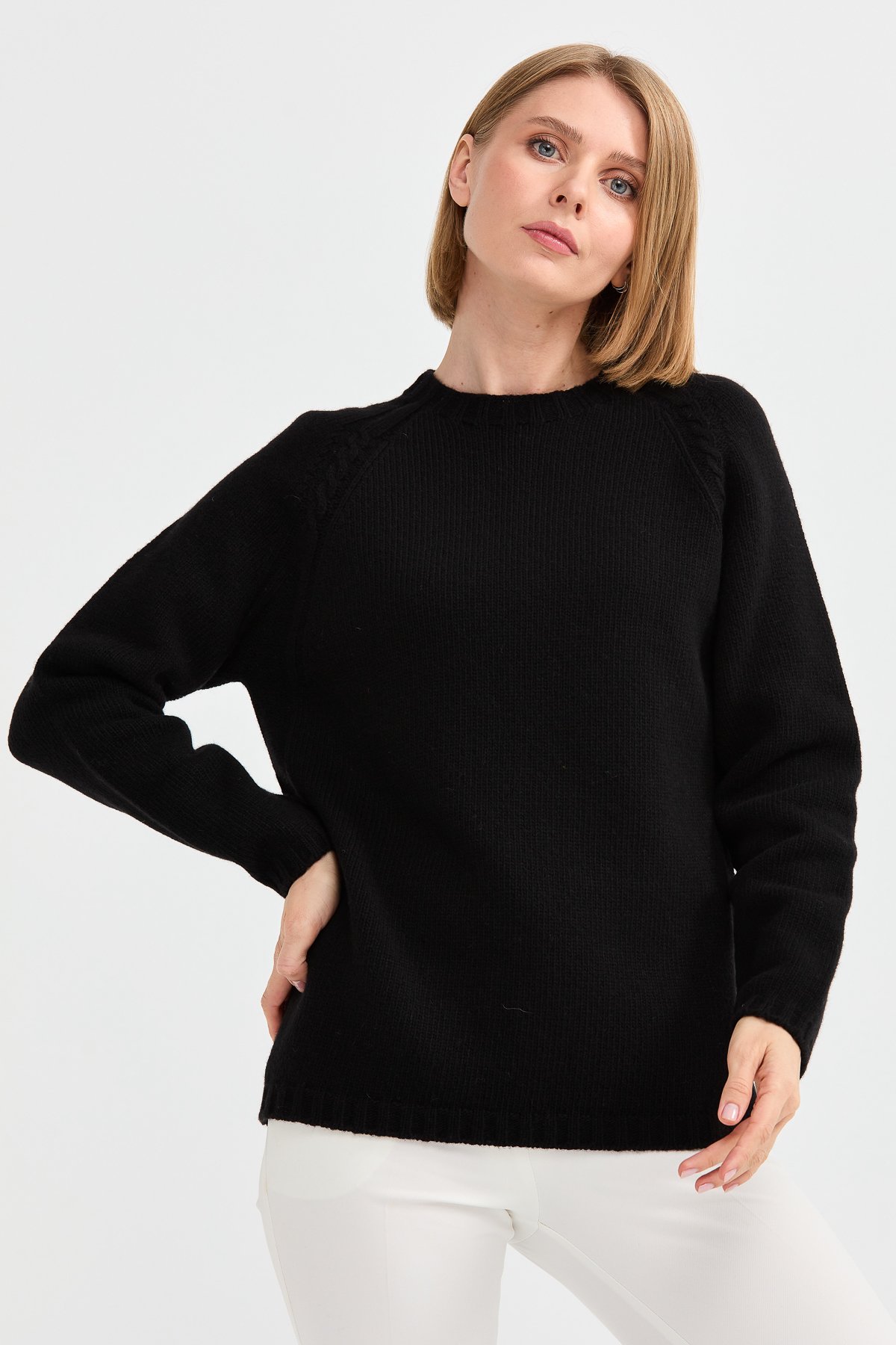 22096Kadın Sıfır Yaka Omzu Saç Örgülü Yün Kazak Siyah