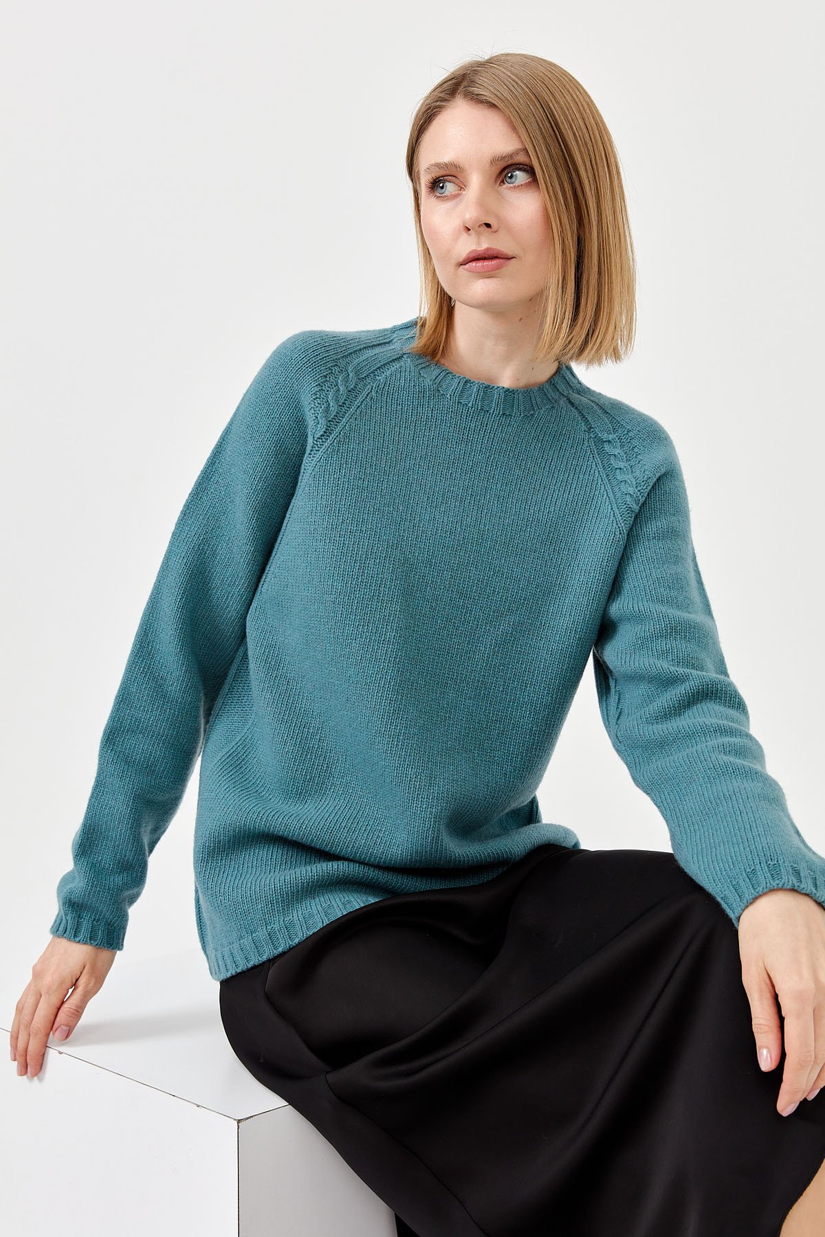 22096Kadın Sıfır Yaka Omzu Saç Örgülü Yün Kazak M.Yeşili