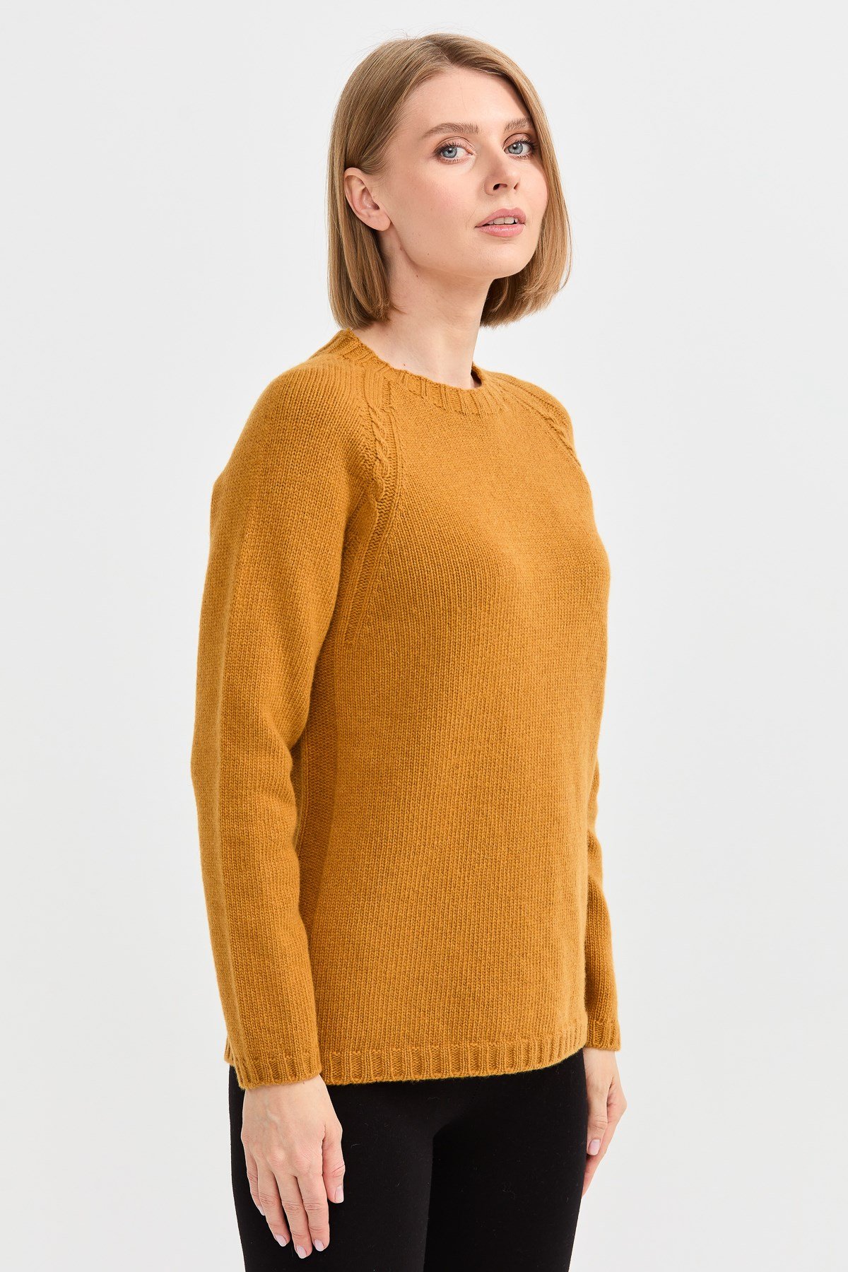 22096Kadın Sıfır Yaka Omzu Saç Örgülü Yün Kazak Hardal
