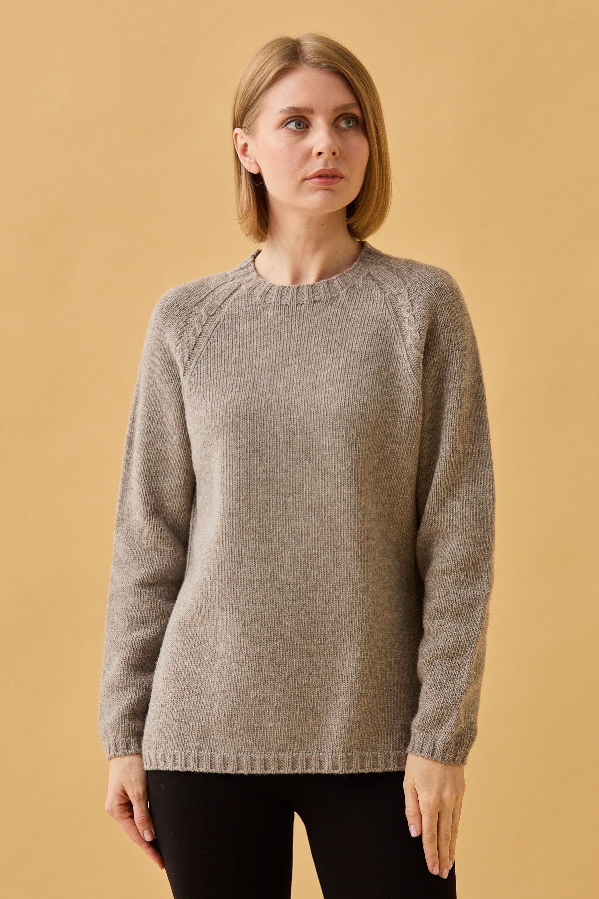 22096Kadın Sıfır Yaka Omzu Saç Örgülü Yün Kazak Vizon