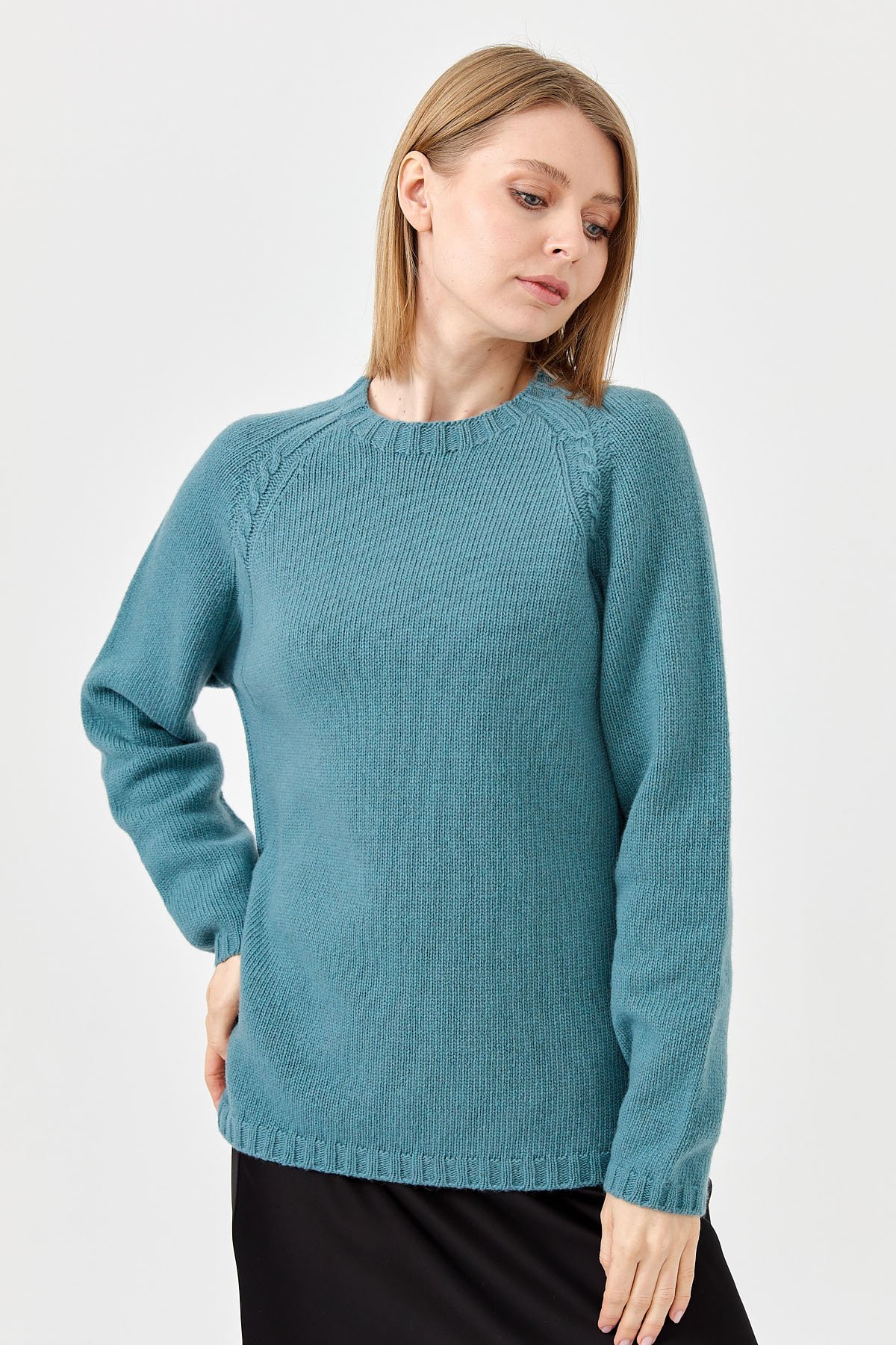 22096Kadın Sıfır Yaka Omzu Saç Örgülü Yün Kazak M.Yeşili