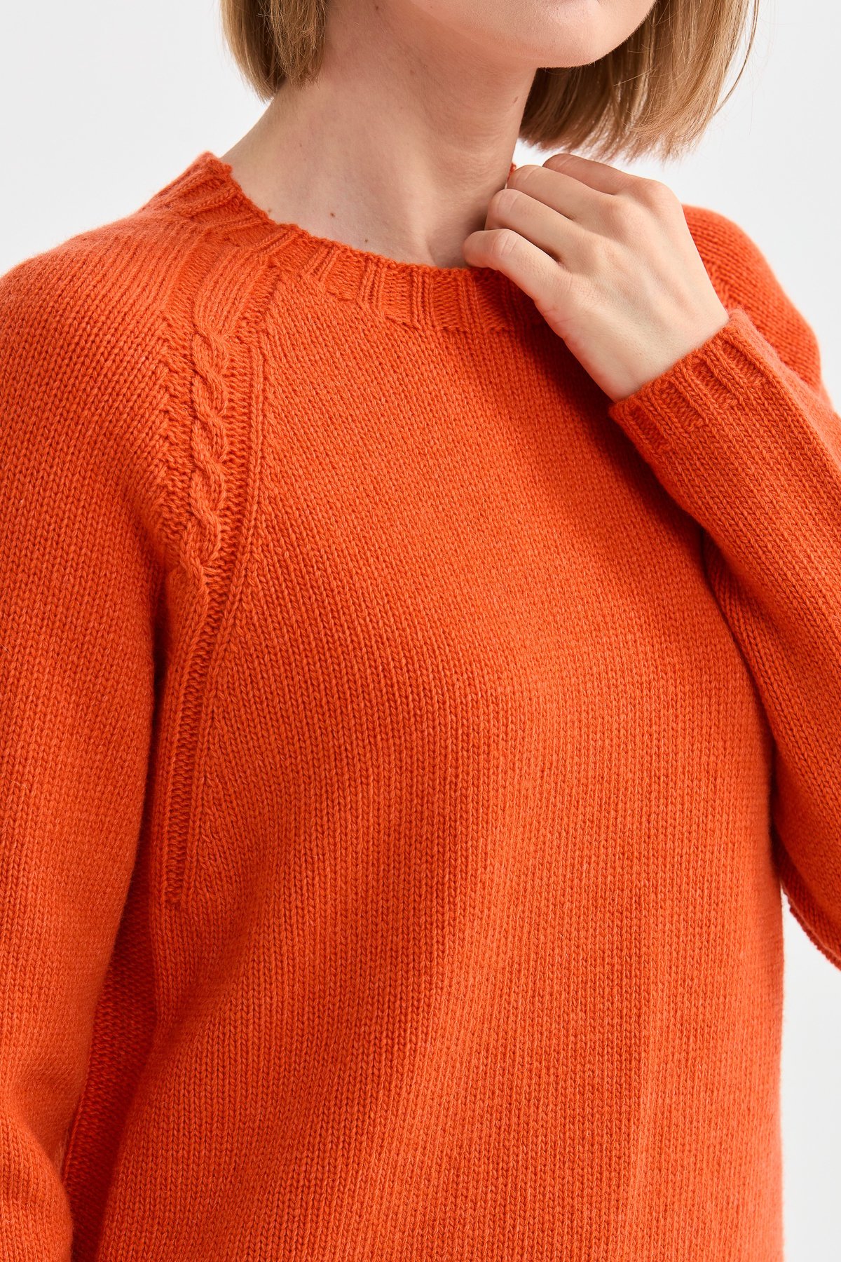 22096Kadın Sıfır Yaka Omzu Saç Örgülü Yün Kazak Portakal