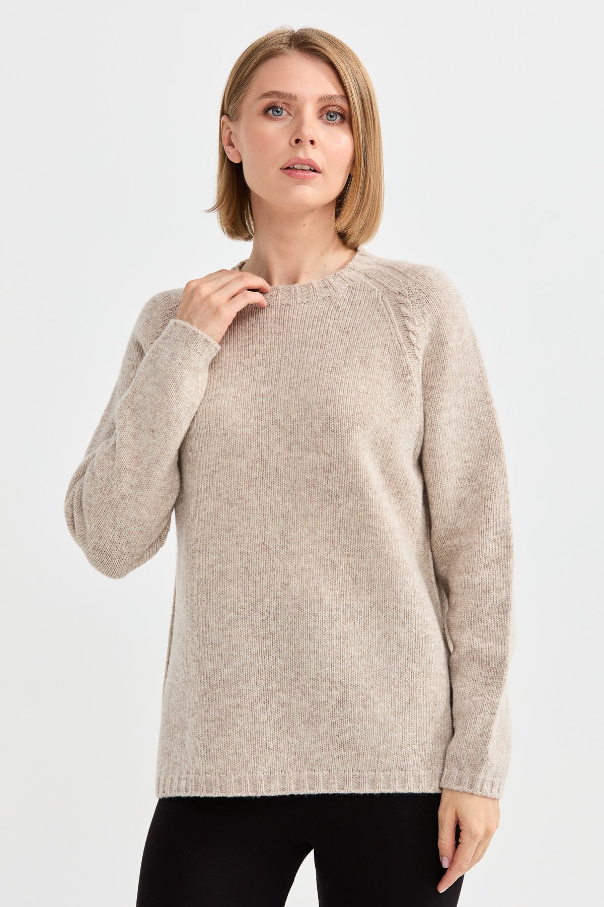 22096Kadın Sıfır Yaka Omzu Saç Örgülü Yün Kazak V.Bej