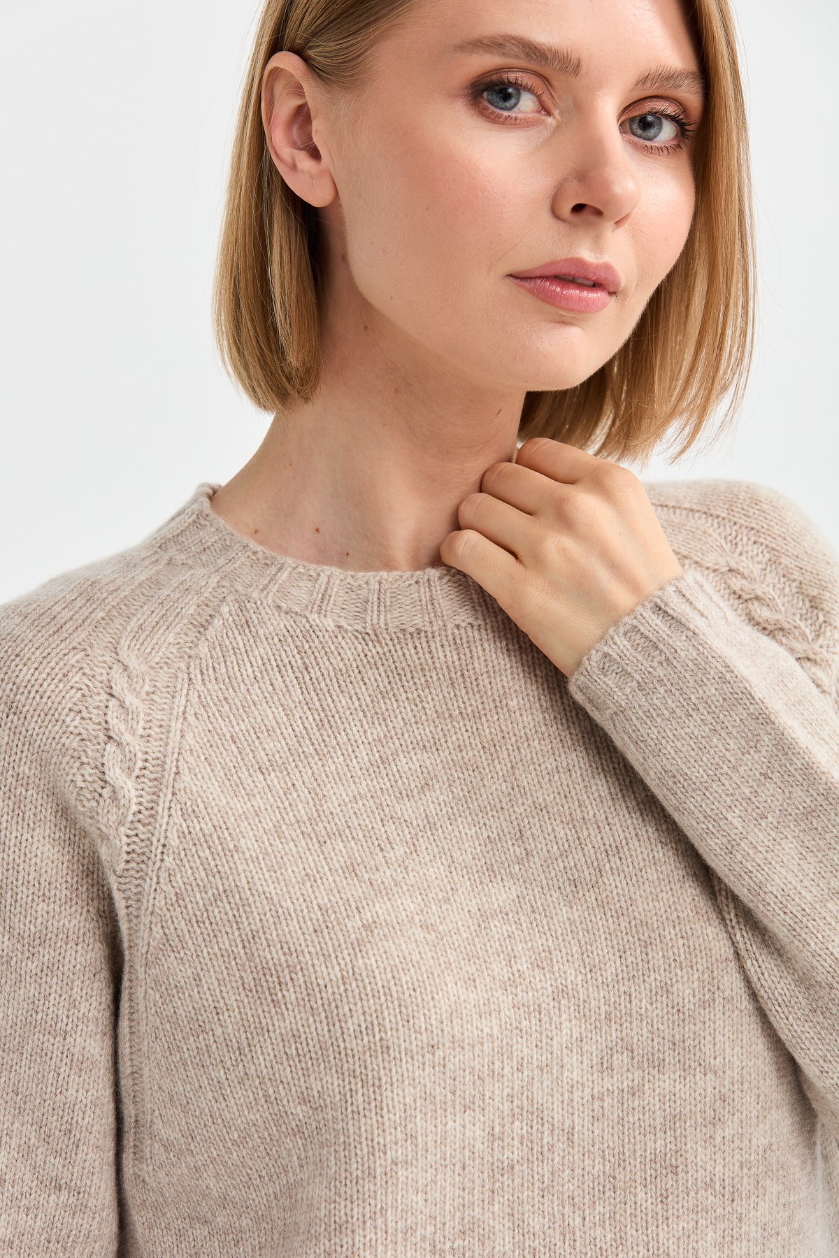 22096Kadın Sıfır Yaka Omzu Saç Örgülü Yün Kazak V.Bej