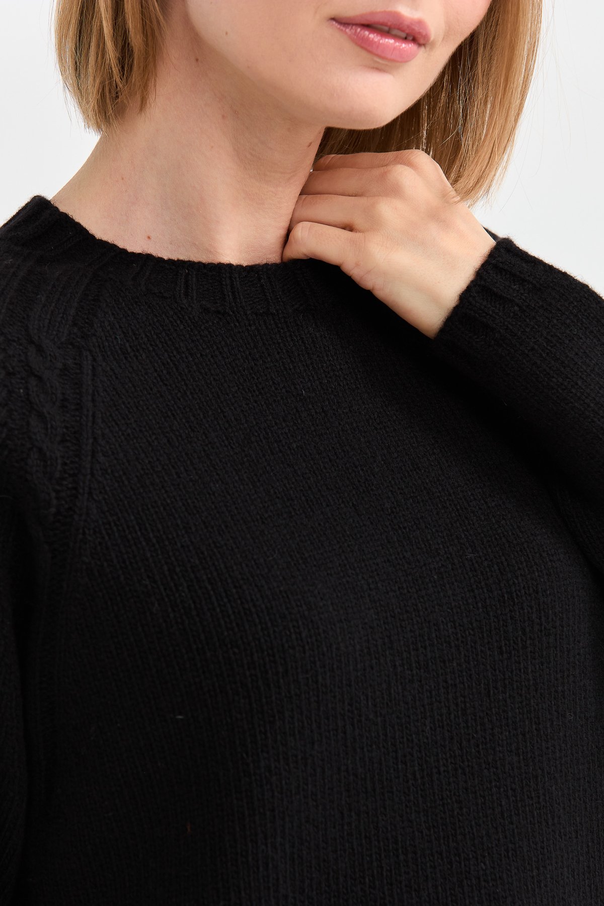 22096Kadın Sıfır Yaka Omzu Saç Örgülü Yün Kazak Siyah