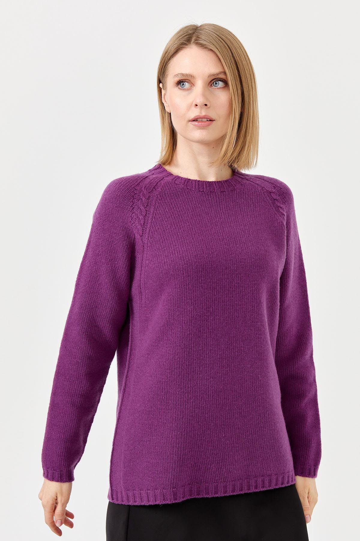 22096Женский шерстяной свитер с круглым вырезом и вязкой косичка на рукаве светло фиолетовый 