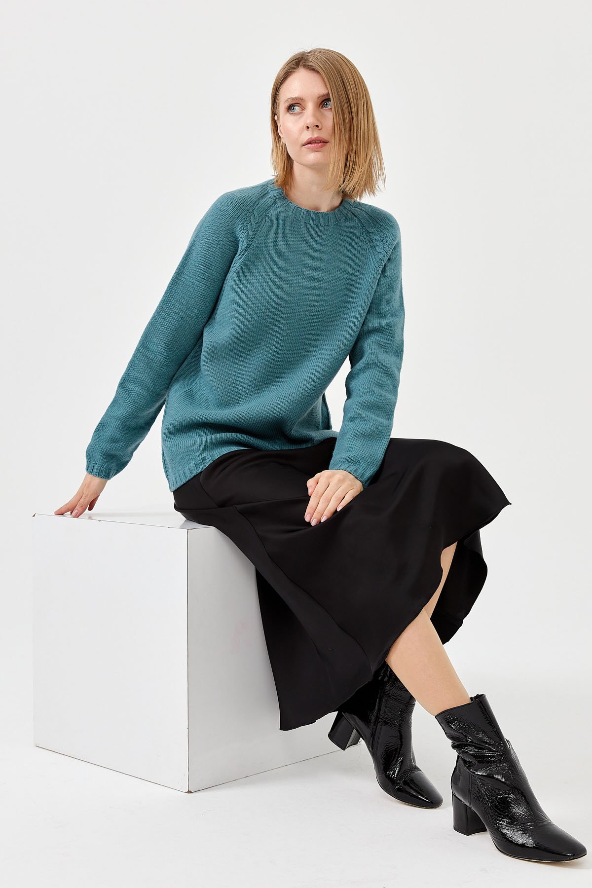 22096Kadın Sıfır Yaka Omzu Saç Örgülü Yün Kazak M.Yeşili